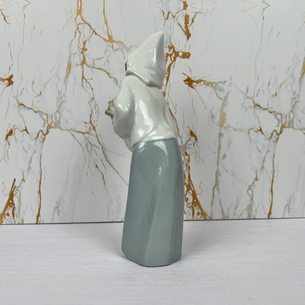 Lladro Porcelain Figurine Farm Girl with Rooster 4677