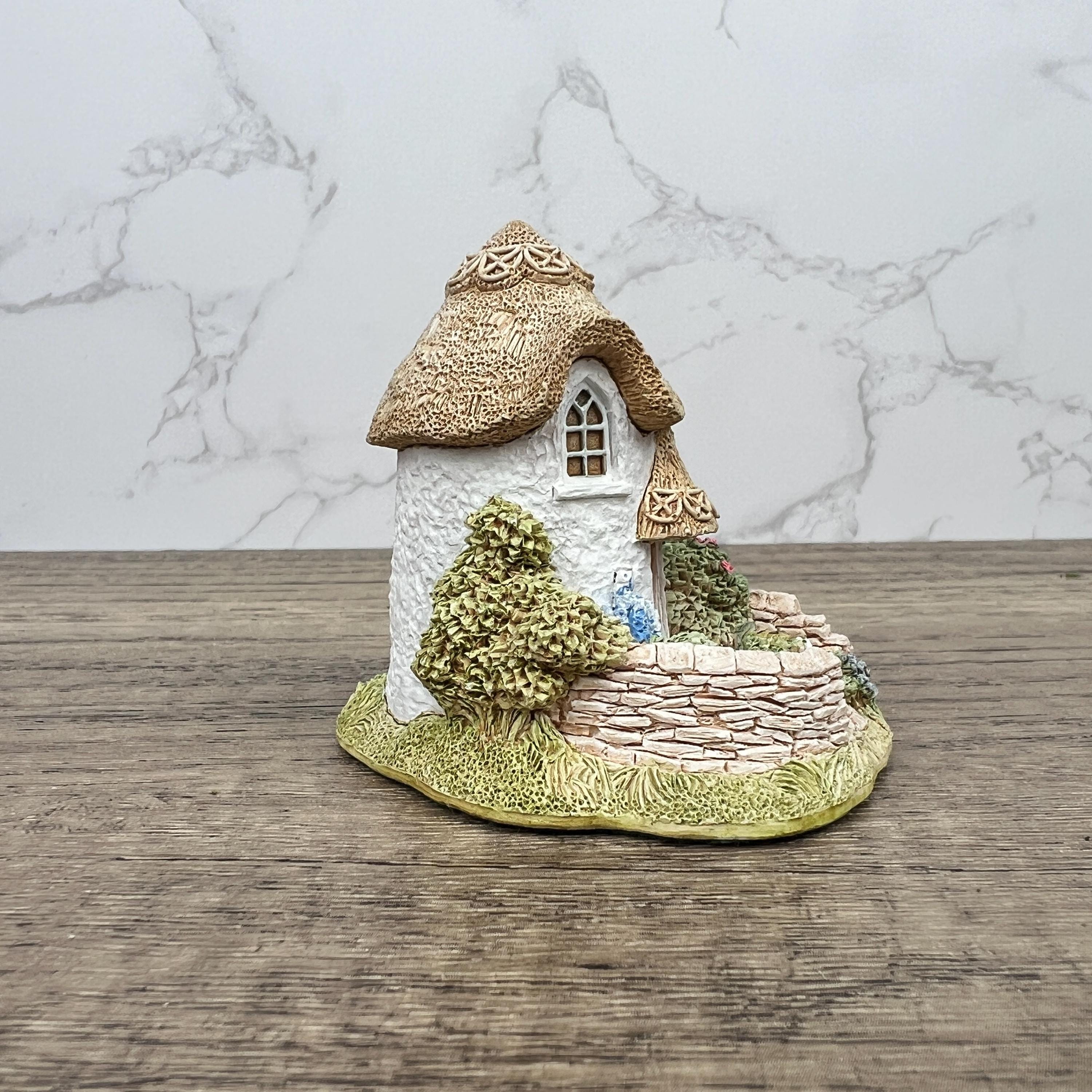 Lilliput Lane Thimble Cottage Figurine, Handmade English Cottage, 1995 Collectors Club