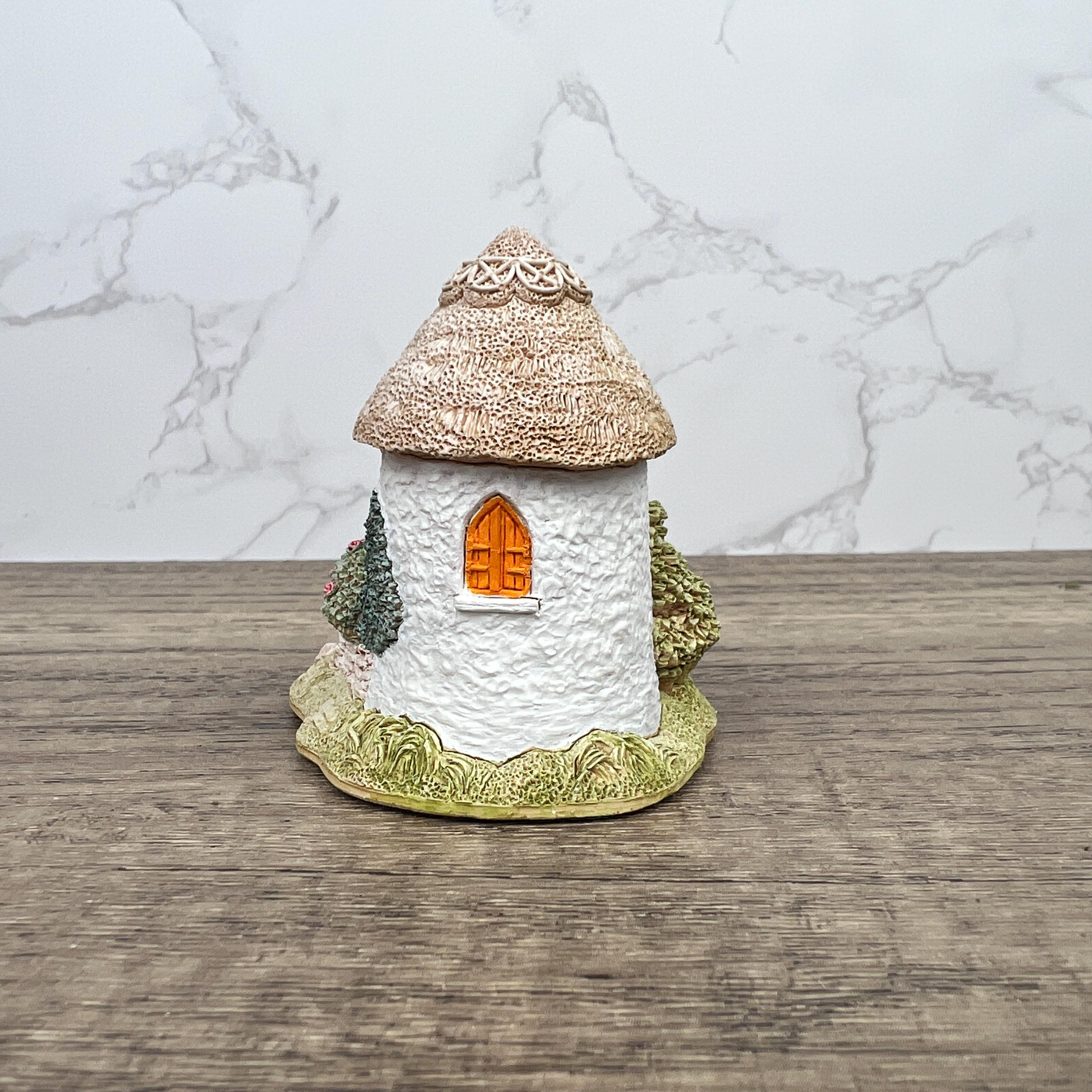 Lilliput Lane Thimble Cottage Figurine, Handmade English Cottage, 1995 Collectors Club
