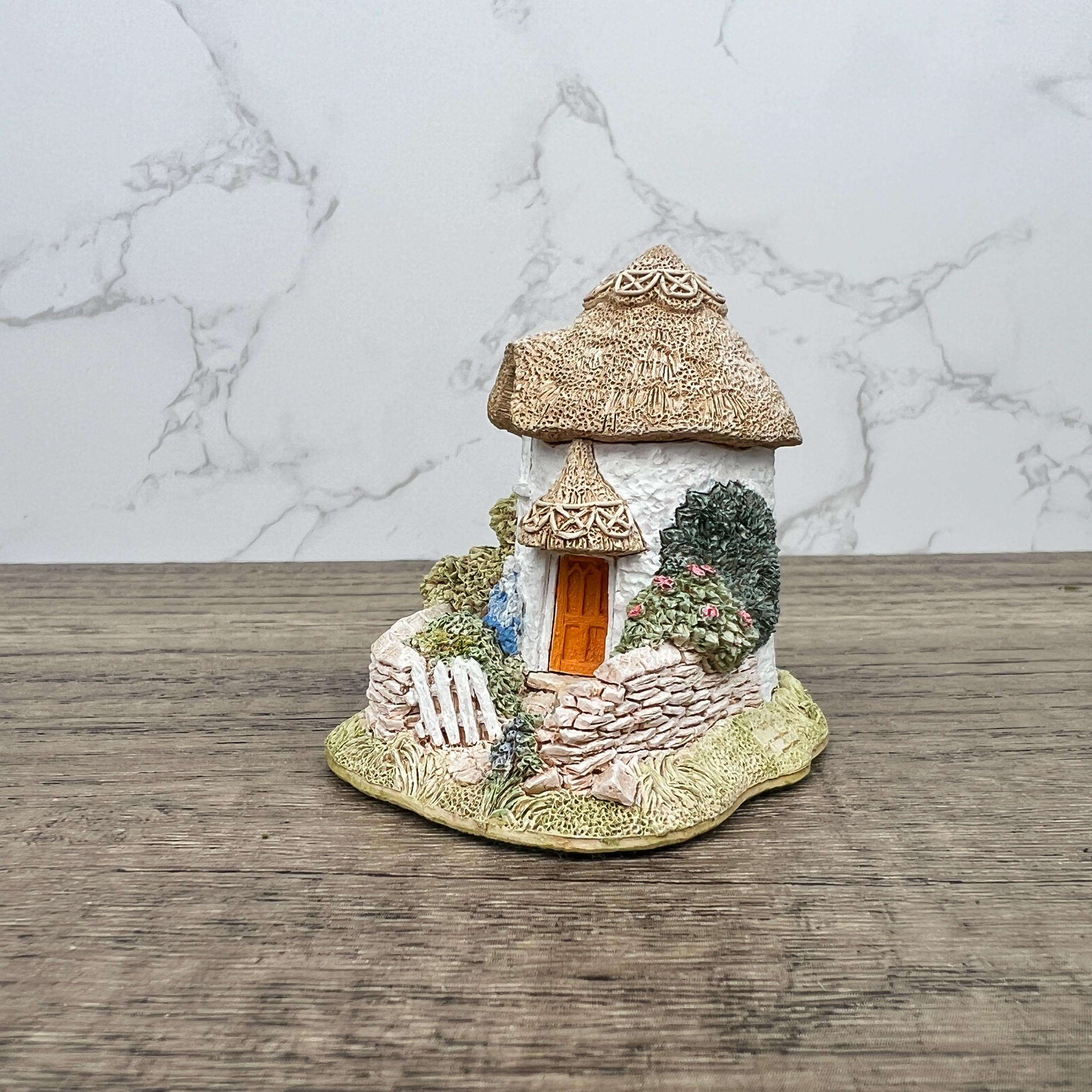 Lilliput Lane Thimble Cottage Figurine, Handmade English Cottage, 1995 Collectors Club