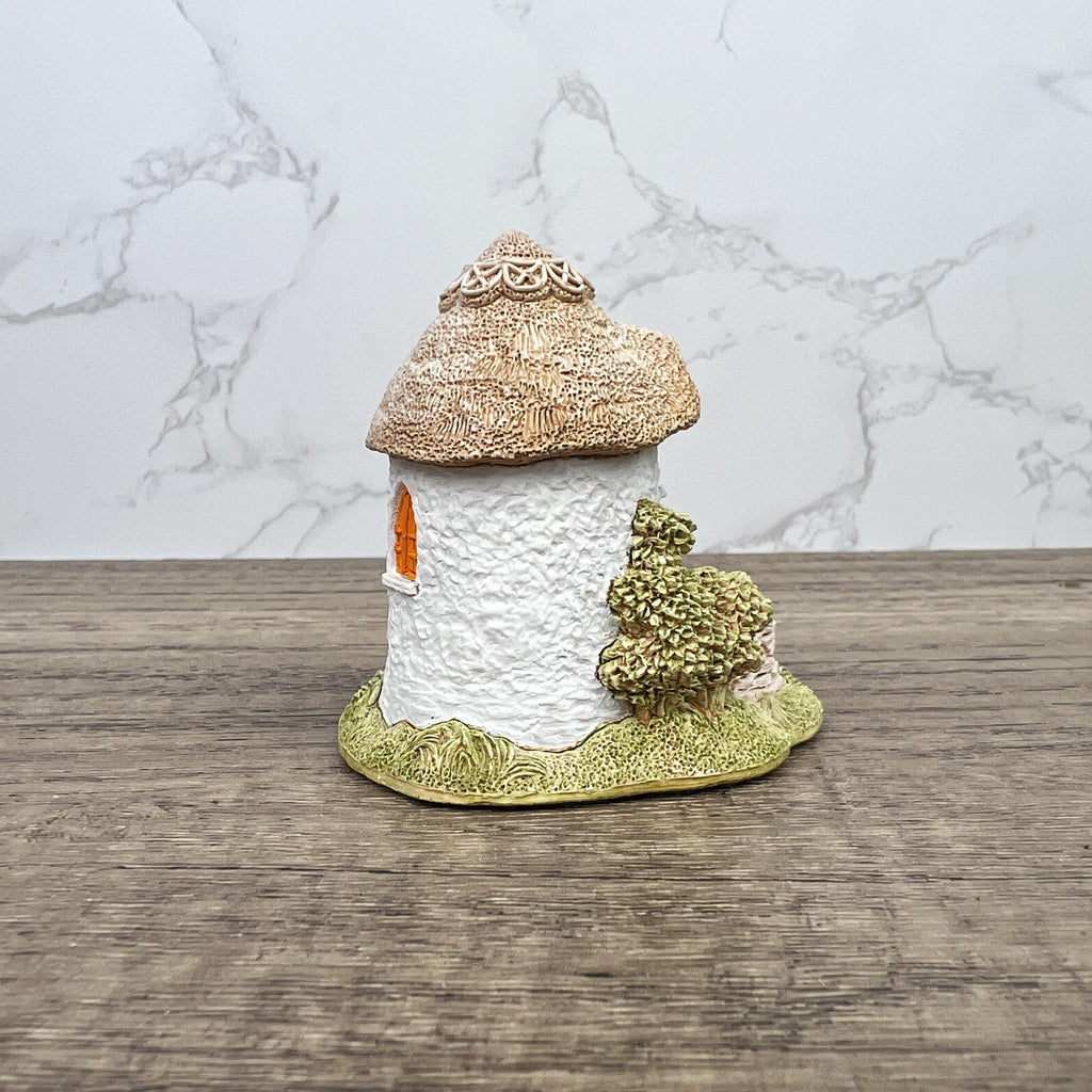 Lilliput Lane Thimble Cottage Figurine, Handmade English Cottage, 1995 Collectors Club