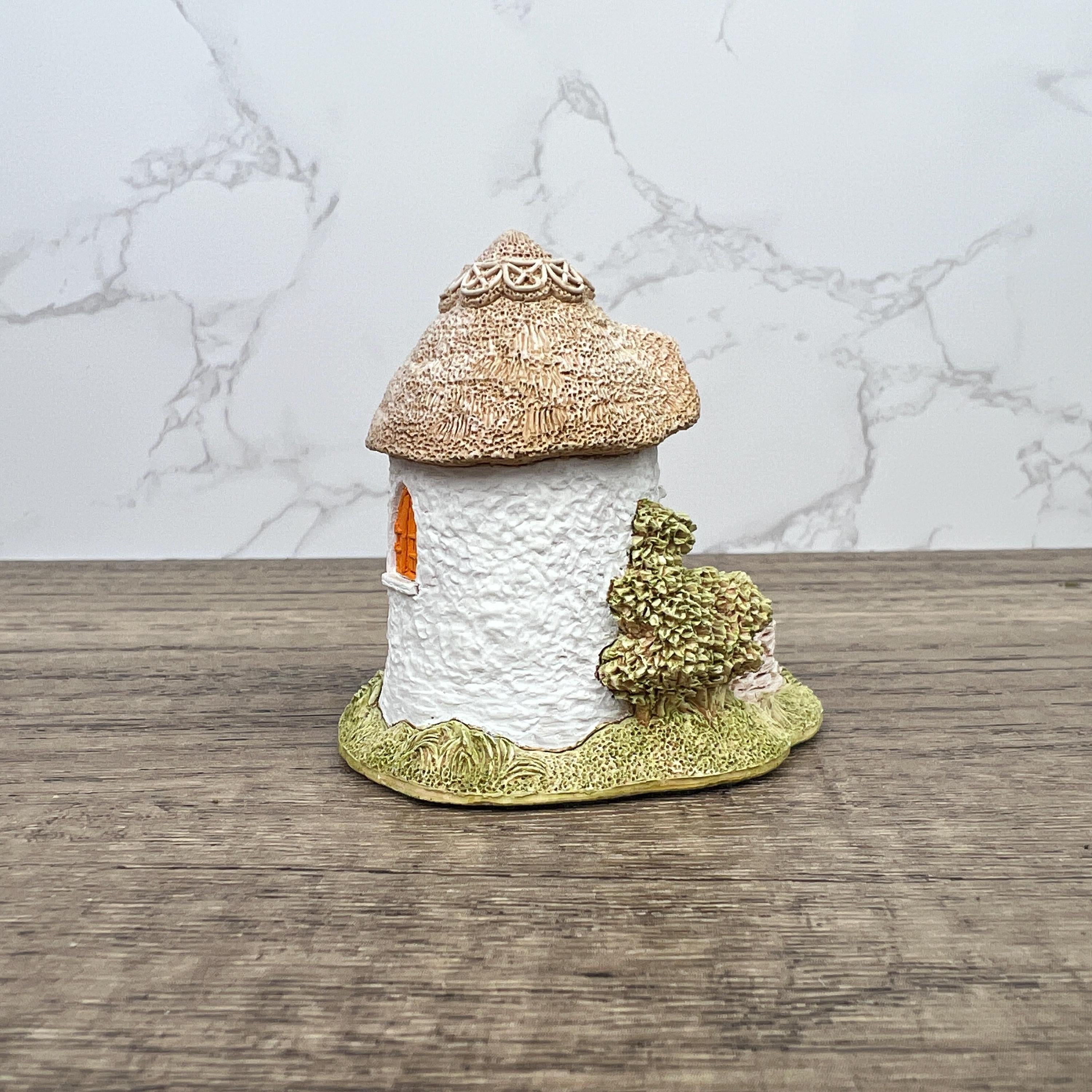 Lilliput Lane Thimble Cottage Figurine, Handmade English Cottage, 1995 Collectors Club
