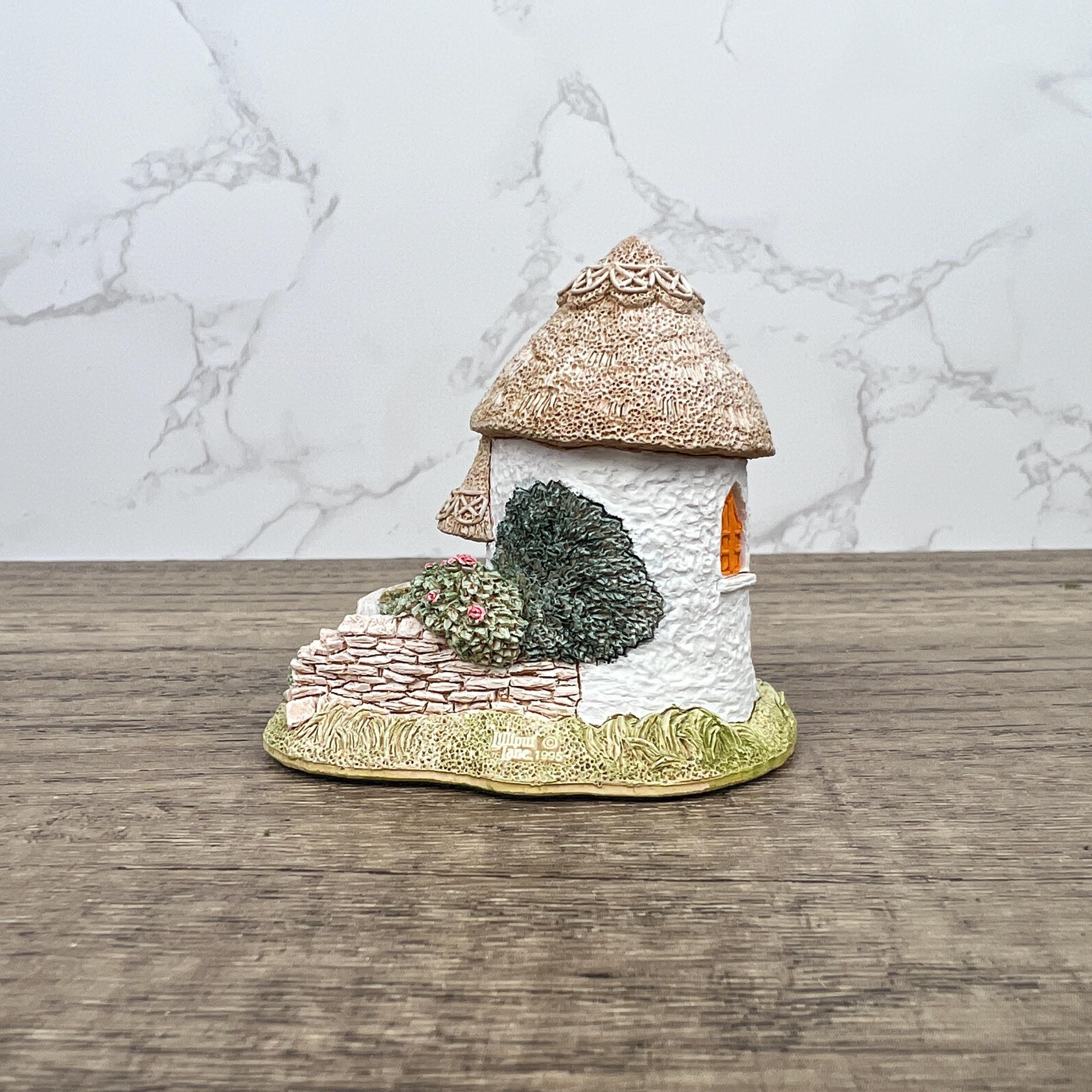 Lilliput Lane Thimble Cottage Figurine, Handmade English Cottage, 1995 Collectors Club