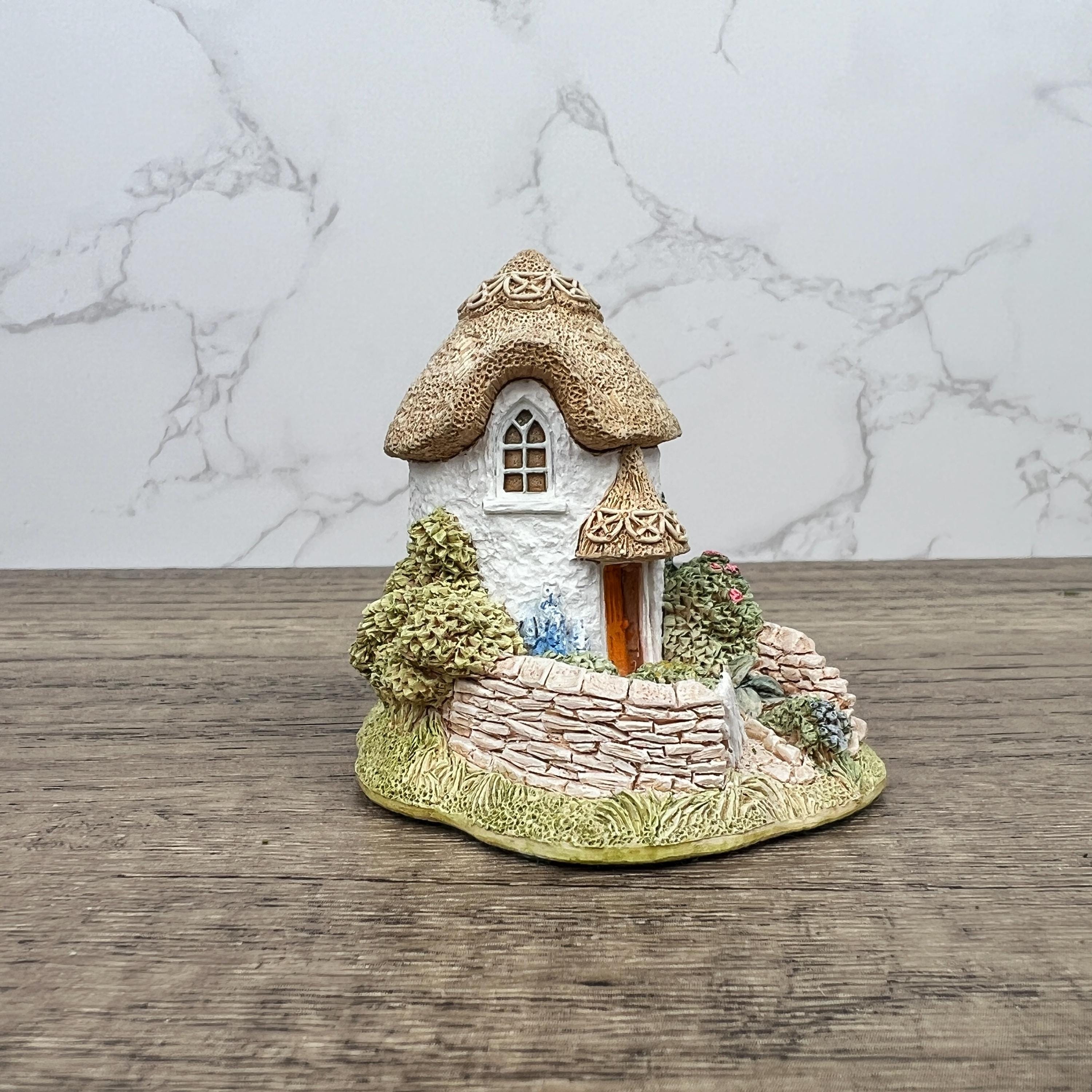 Lilliput Lane Thimble Cottage Figurine, Handmade English Cottage, 1995 Collectors Club