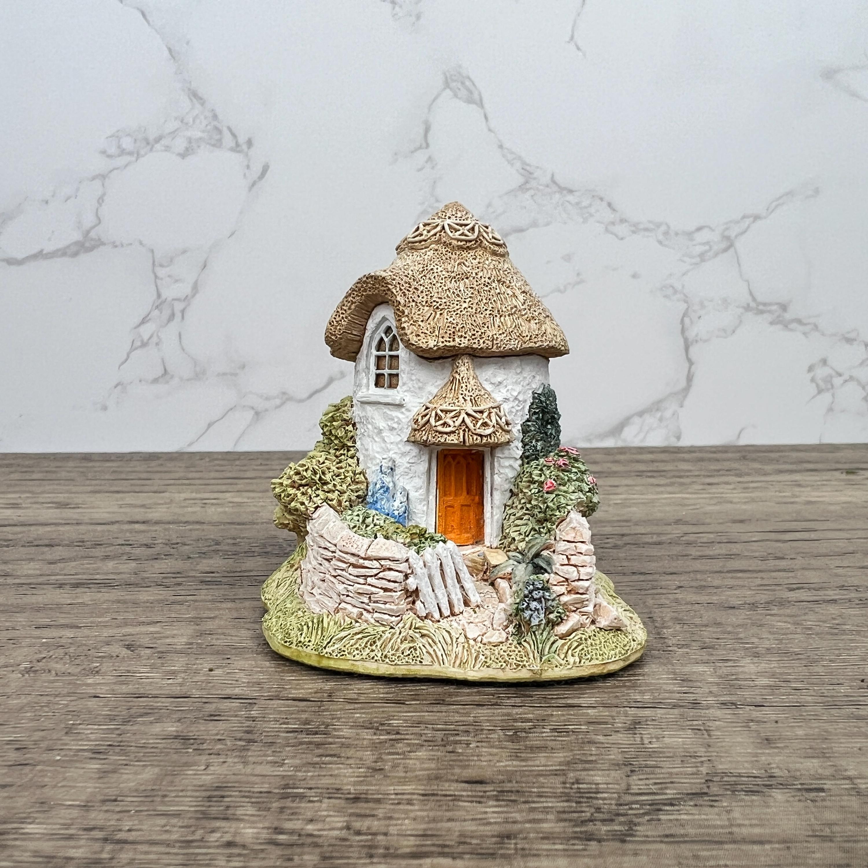 Lilliput Lane Thimble Cottage Figurine, Handmade English Cottage, 1995 Collectors Club