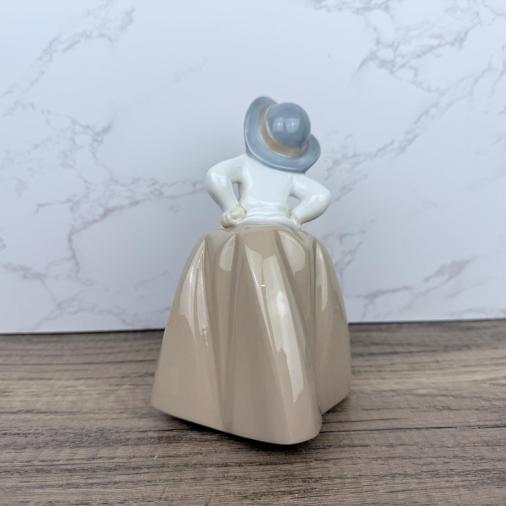 Retired Lladro Nao Porcelain “Inquisitive Girl” Figurine #1289