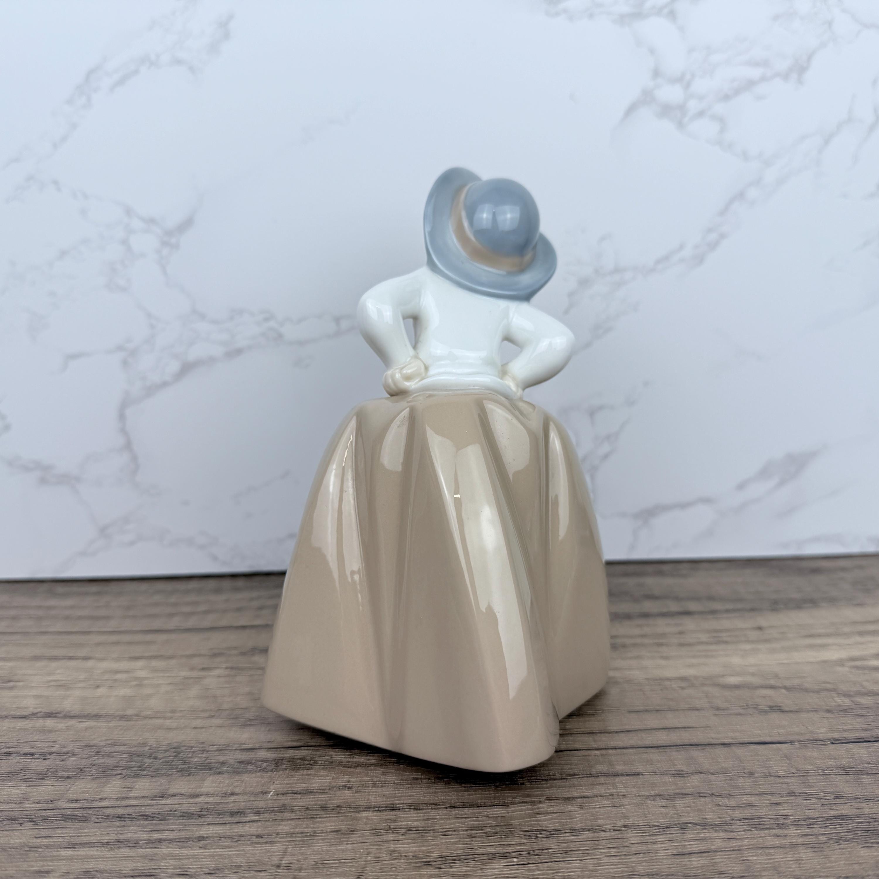 Retired Lladro Nao Porcelain “Inquisitive Girl” Figurine #1289