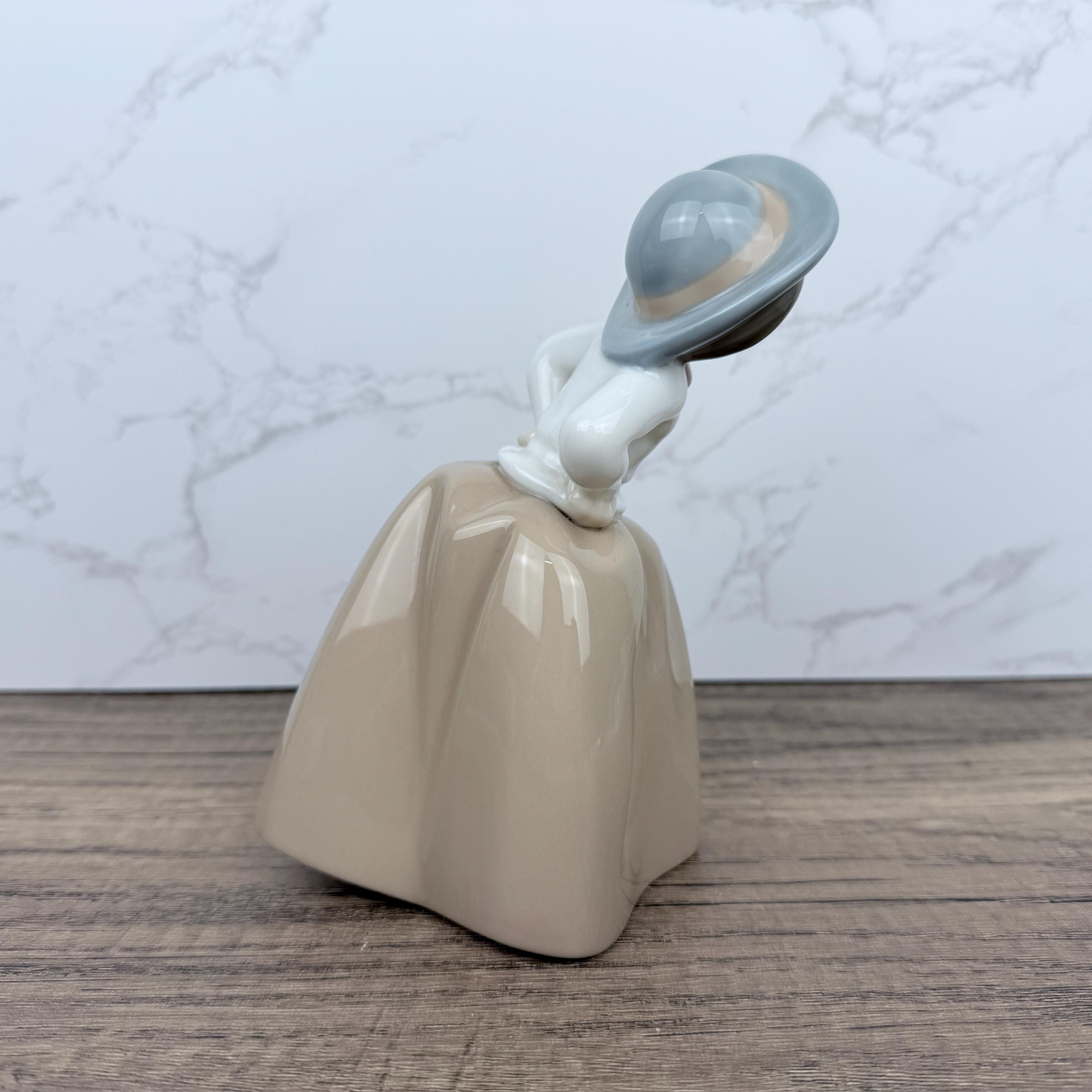 Retired Lladro Nao Porcelain “Inquisitive Girl” Figurine #1289