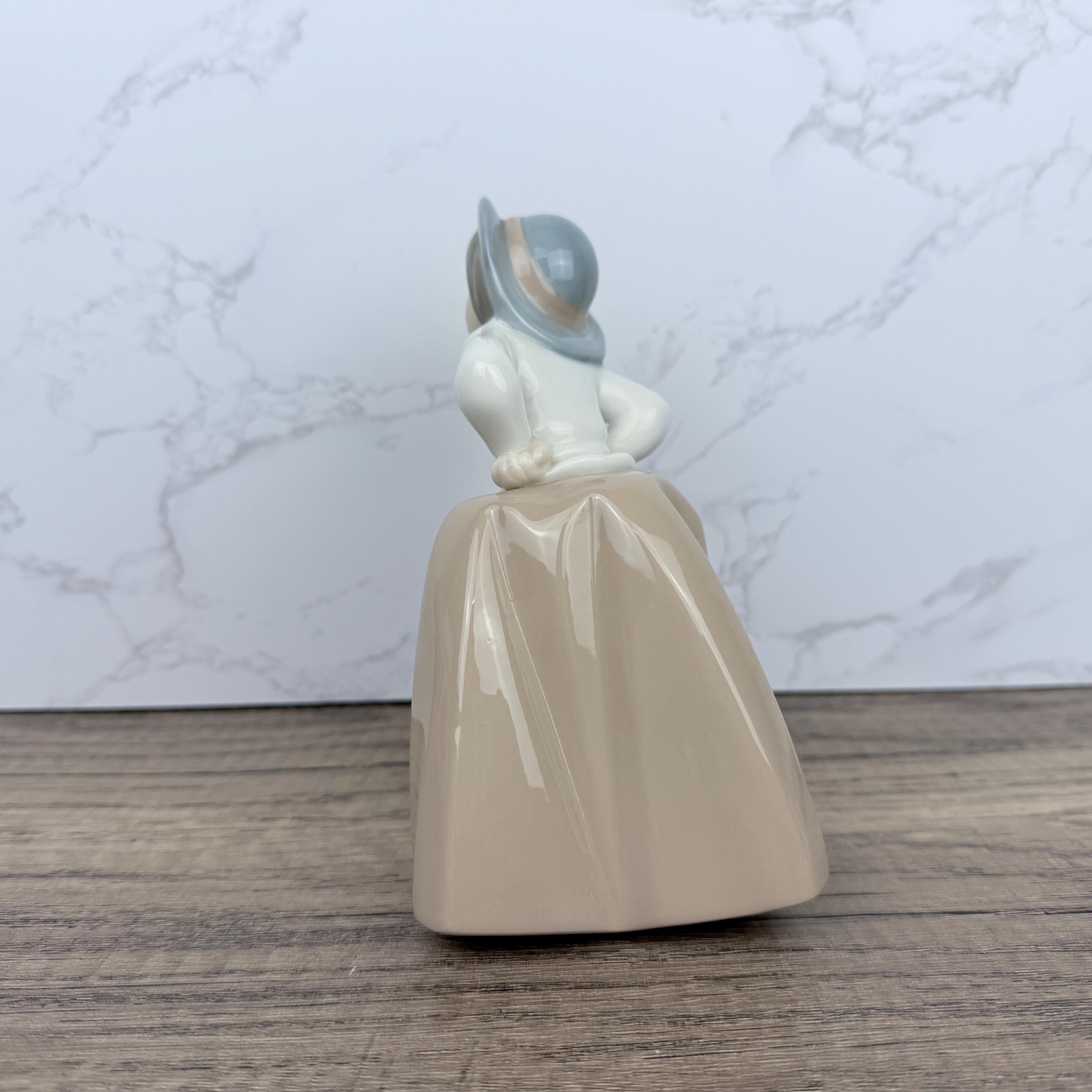 Retired Lladro Nao Porcelain “Inquisitive Girl” Figurine #1289