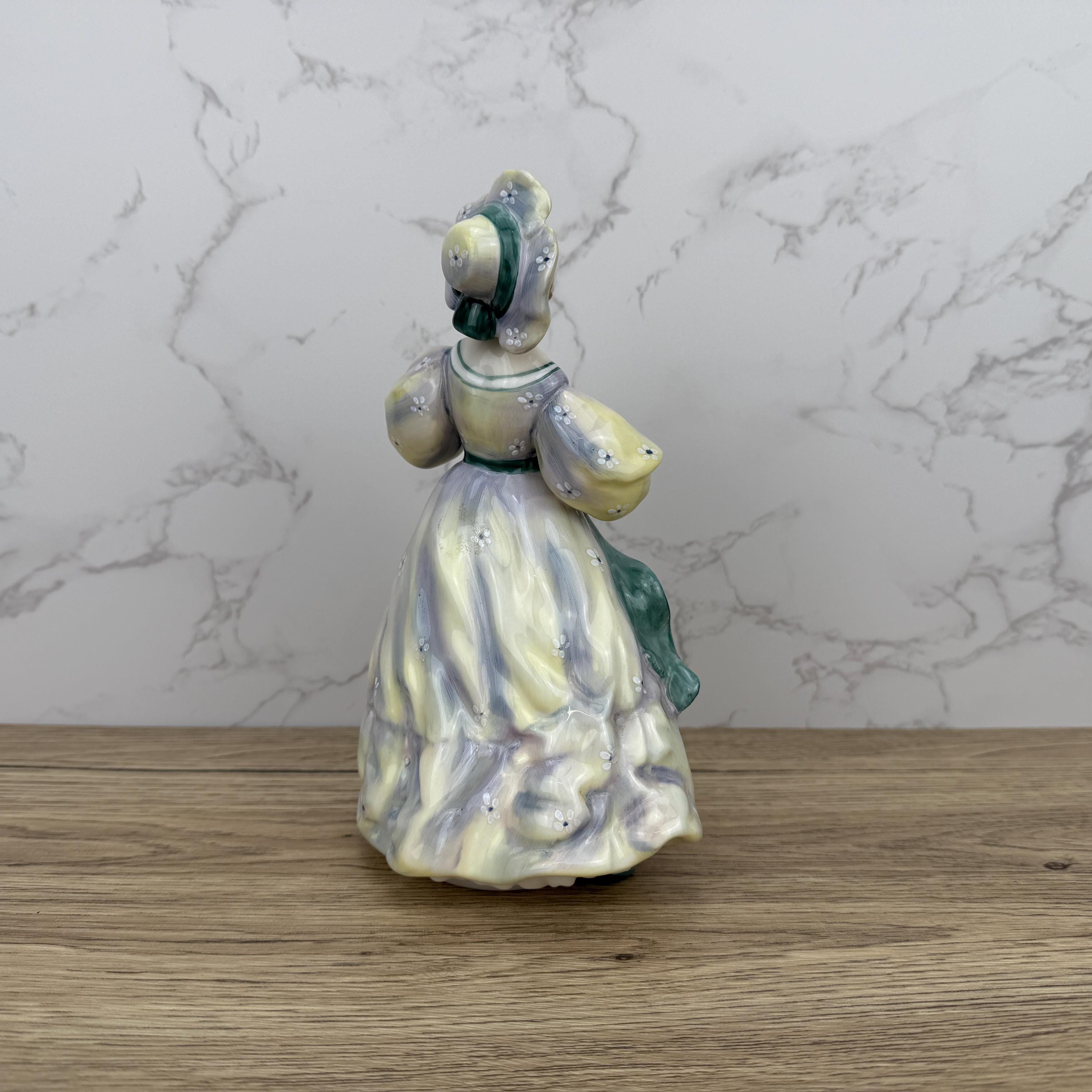 Vintage Royal Doulton Lady Figurine, GRAND MANNER HN2723, Collectible Porcelain