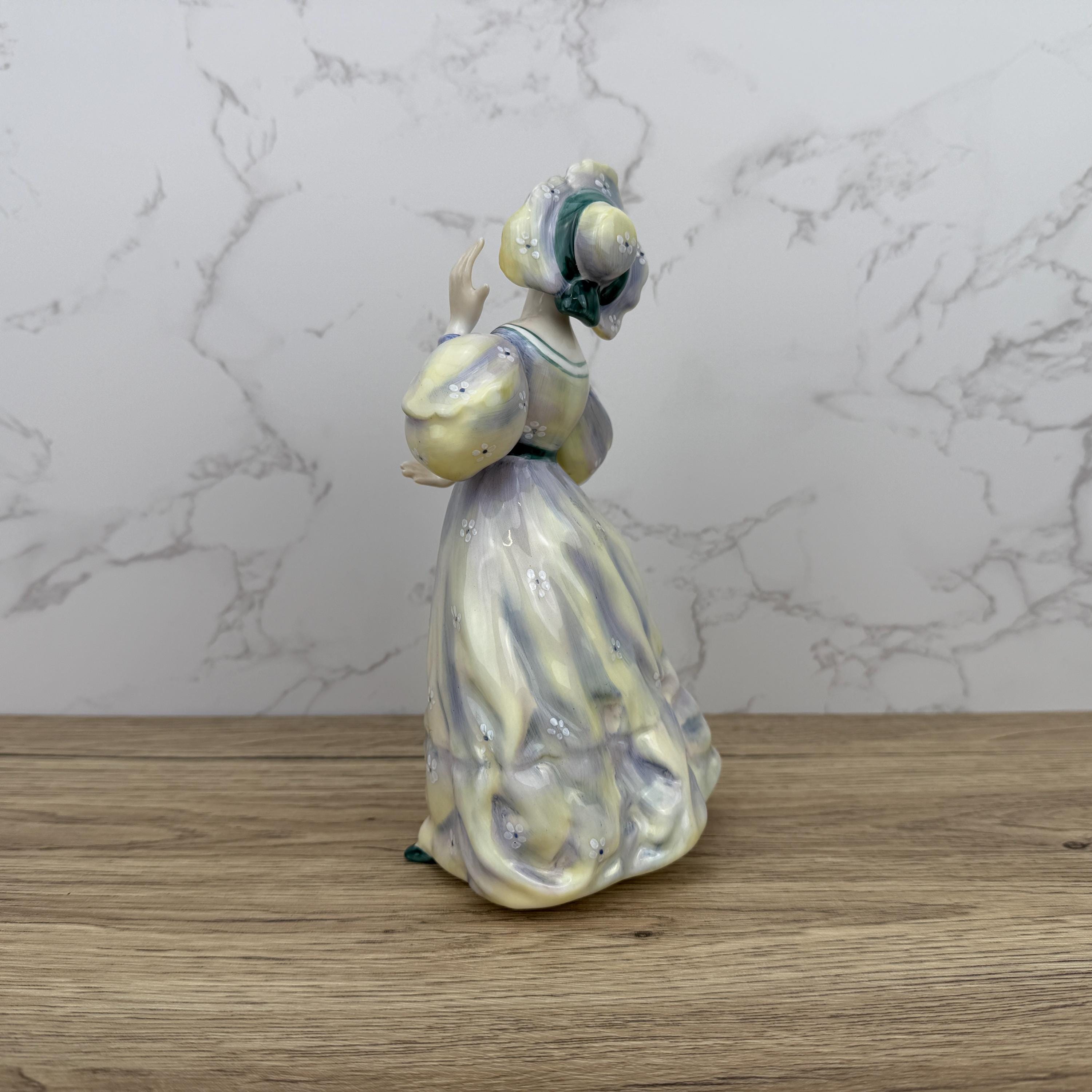 Vintage Royal Doulton Lady Figurine, GRAND MANNER HN2723, Collectible Porcelain