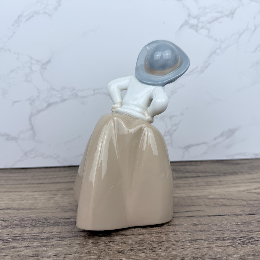 Retired Lladro Nao Porcelain “Inquisitive Girl” Figurine #1289