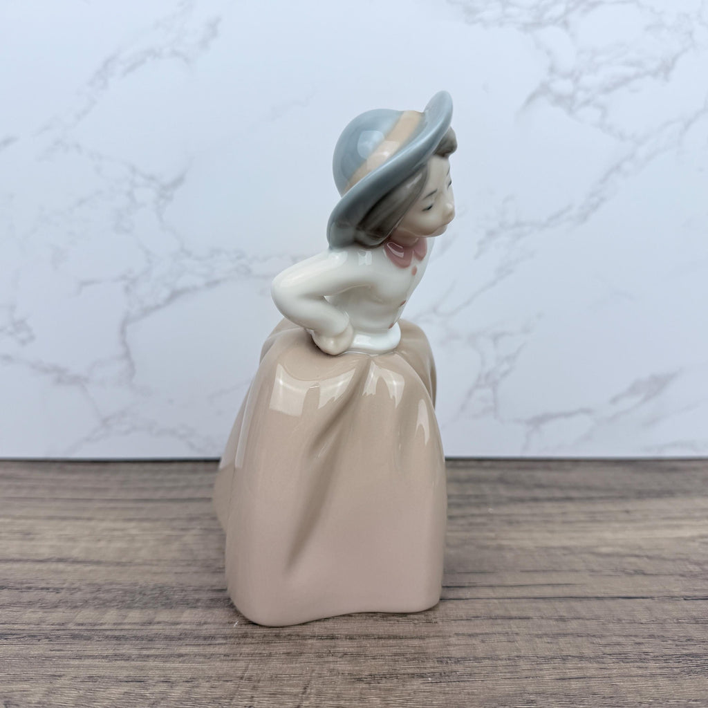 Retired Lladro Nao Porcelain “Inquisitive Girl” Figurine #1289