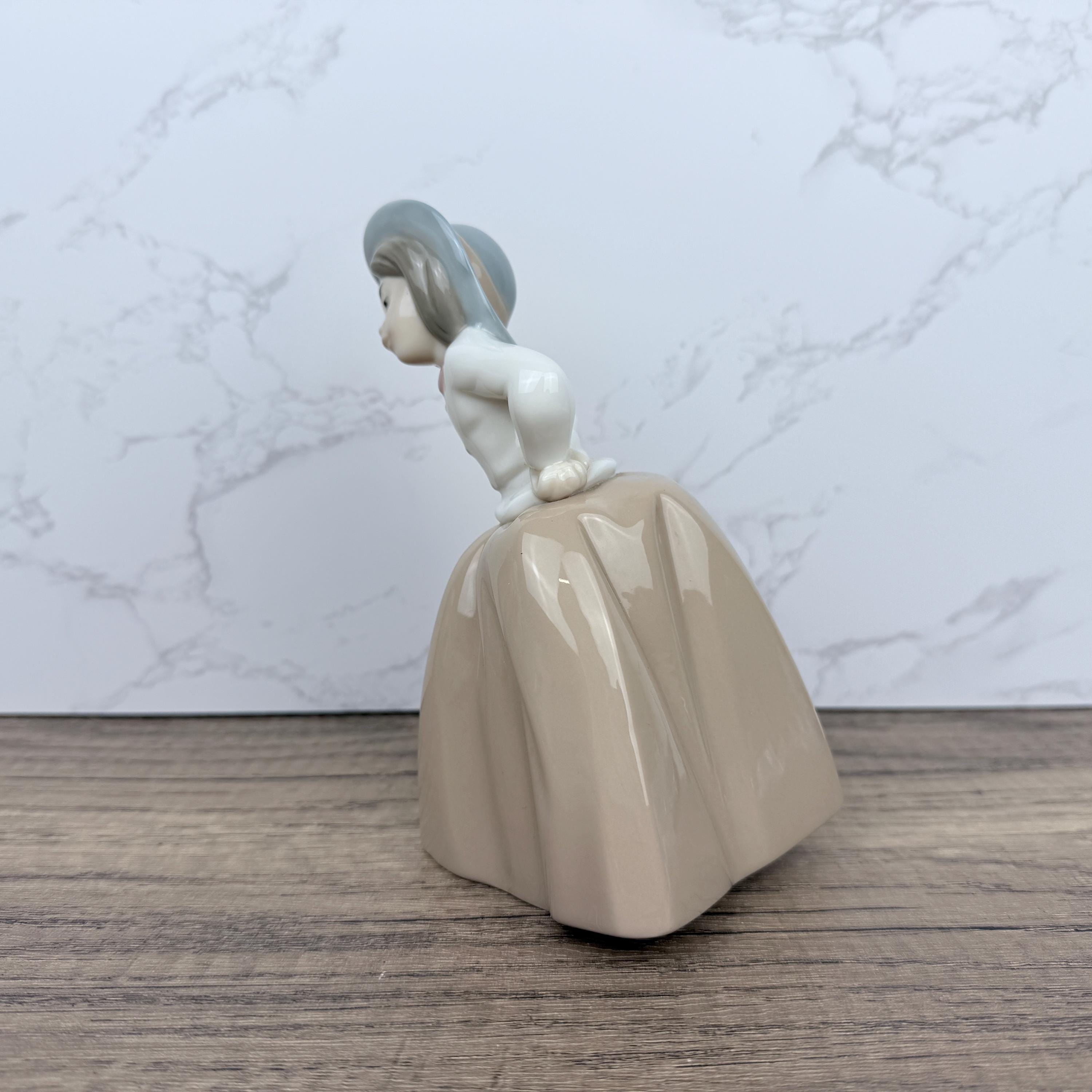 Retired Lladro Nao Porcelain “Inquisitive Girl” Figurine #1289