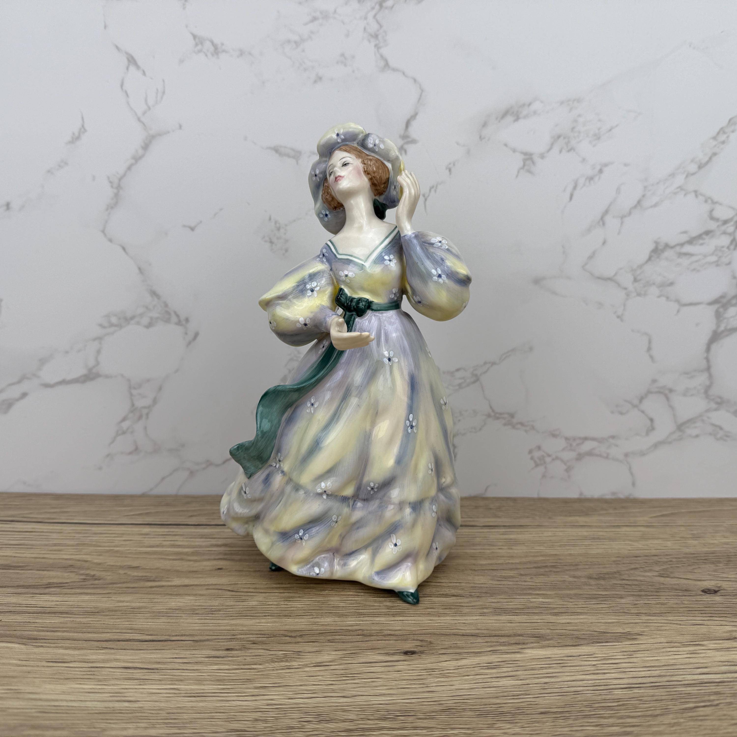 Vintage Royal Doulton Lady Figurine, GRAND MANNER HN2723, Collectible Porcelain