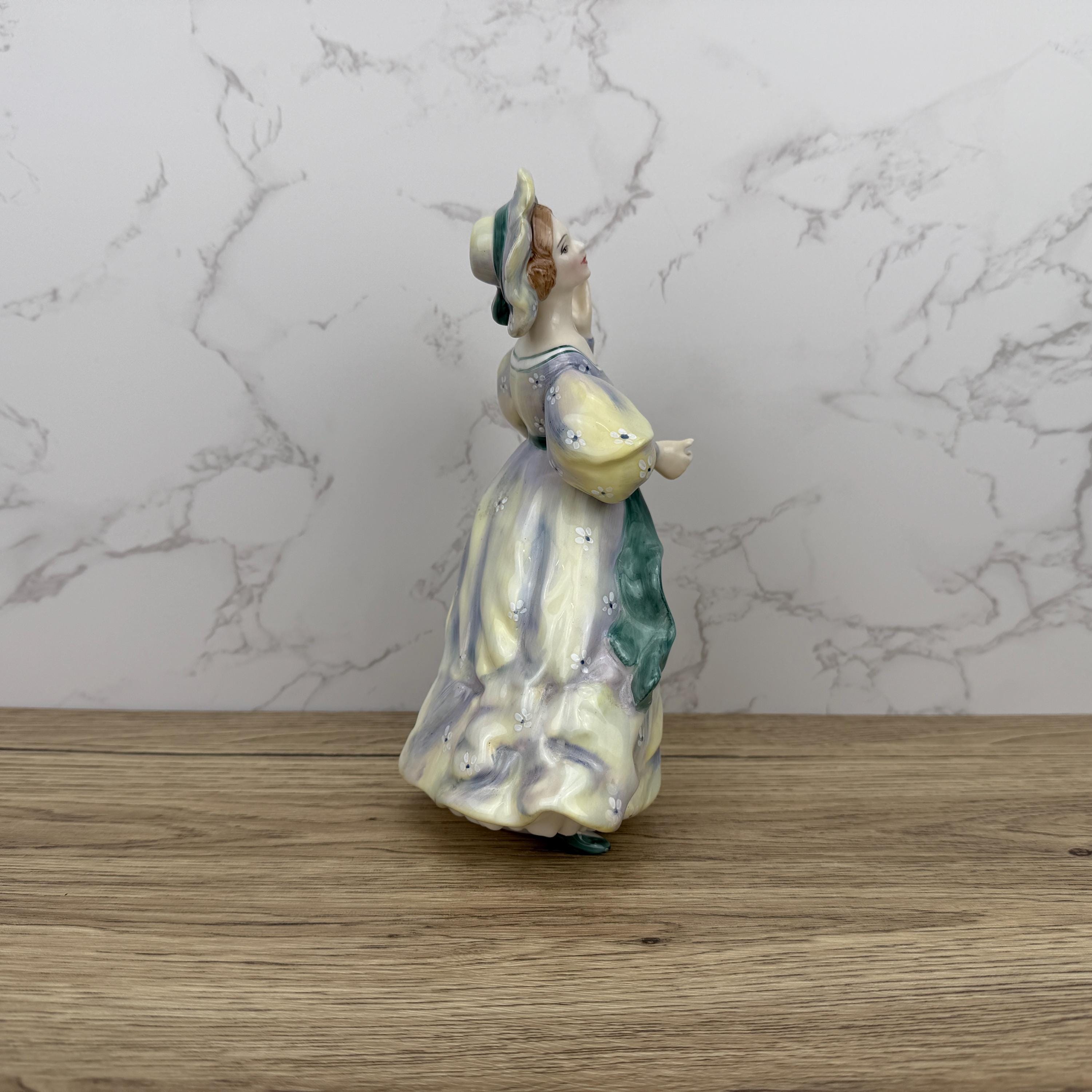 Vintage Royal Doulton Lady Figurine, GRAND MANNER HN2723, Collectible Porcelain