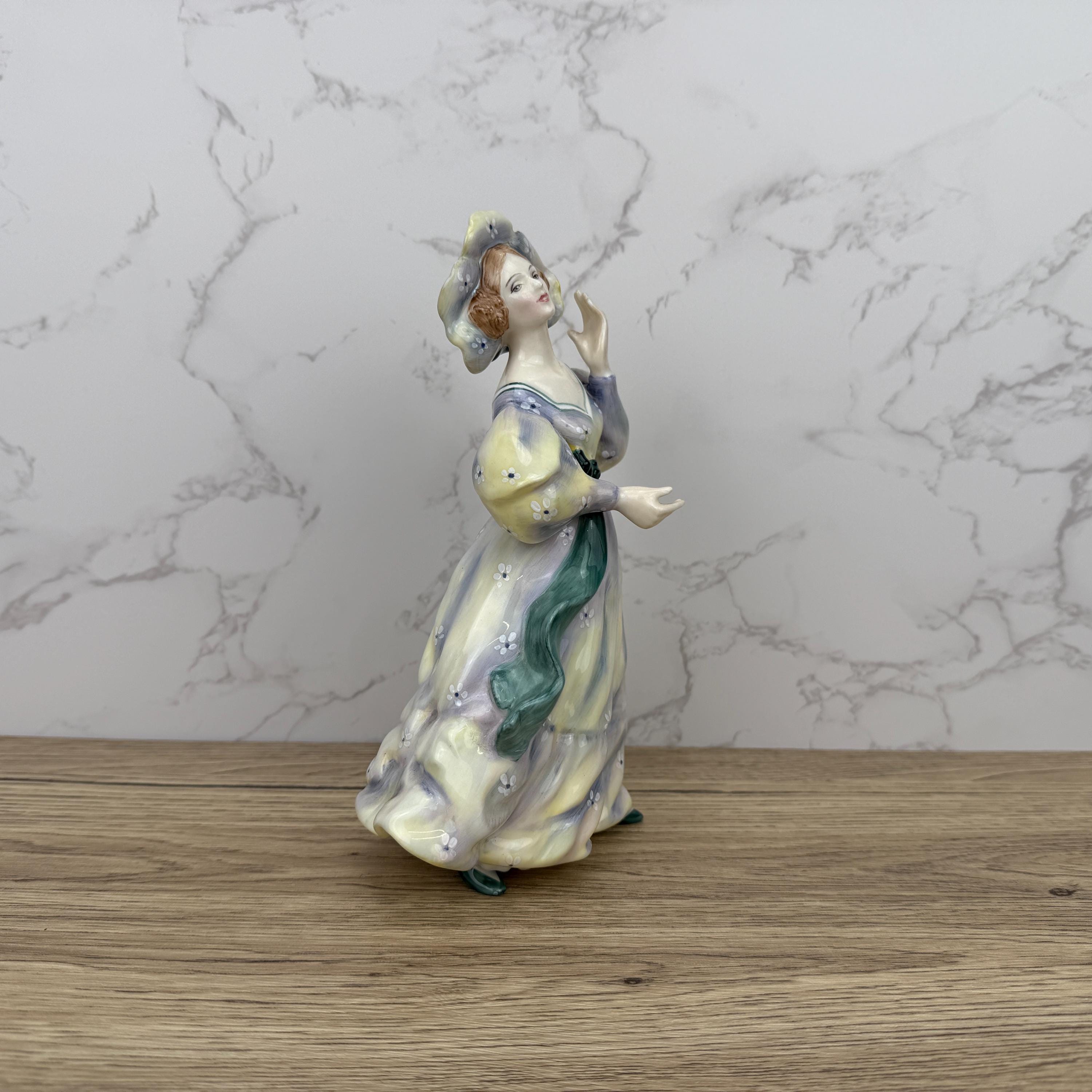 Vintage Royal Doulton Lady Figurine, GRAND MANNER HN2723, Collectible Porcelain