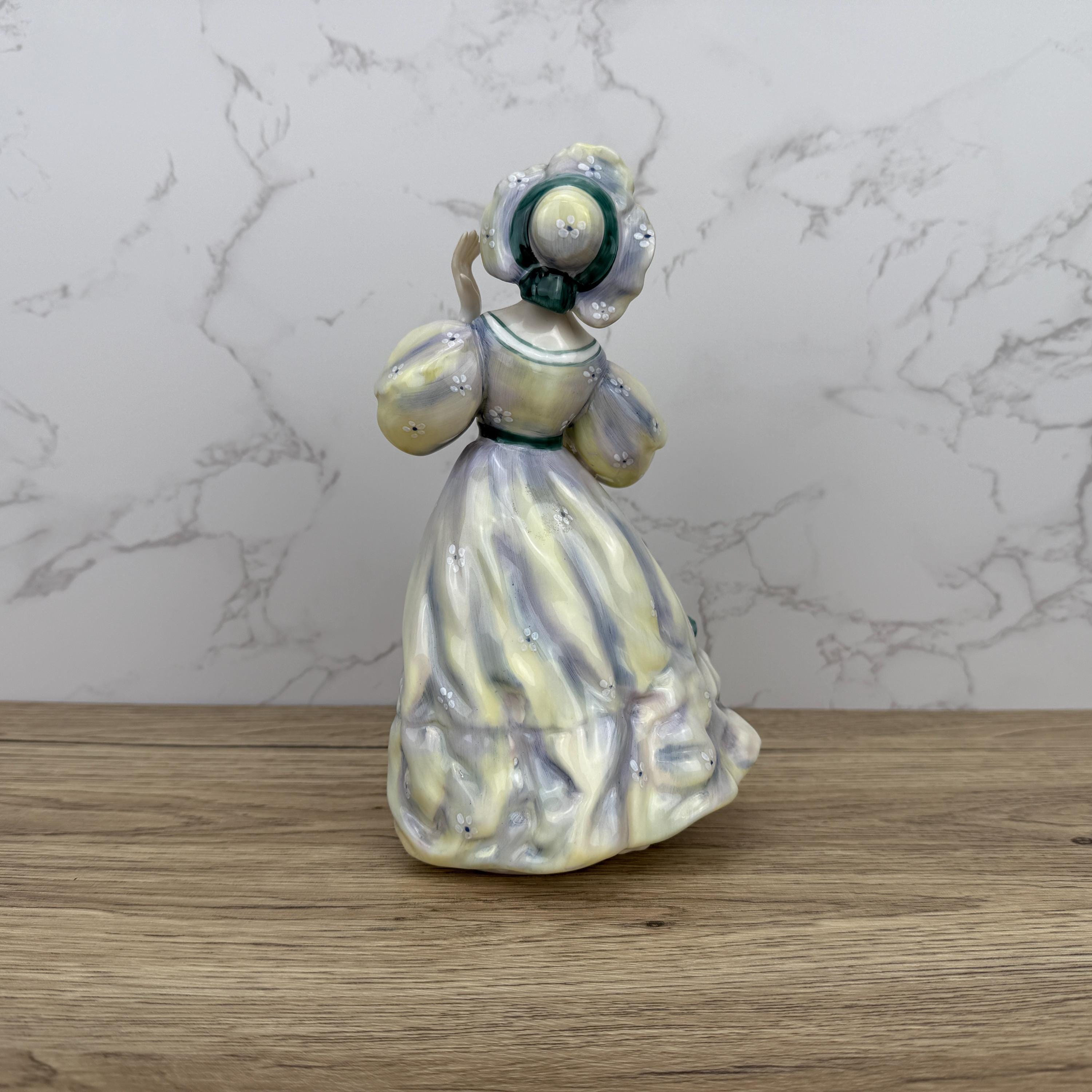 Vintage Royal Doulton Lady Figurine, GRAND MANNER HN2723, Collectible Porcelain