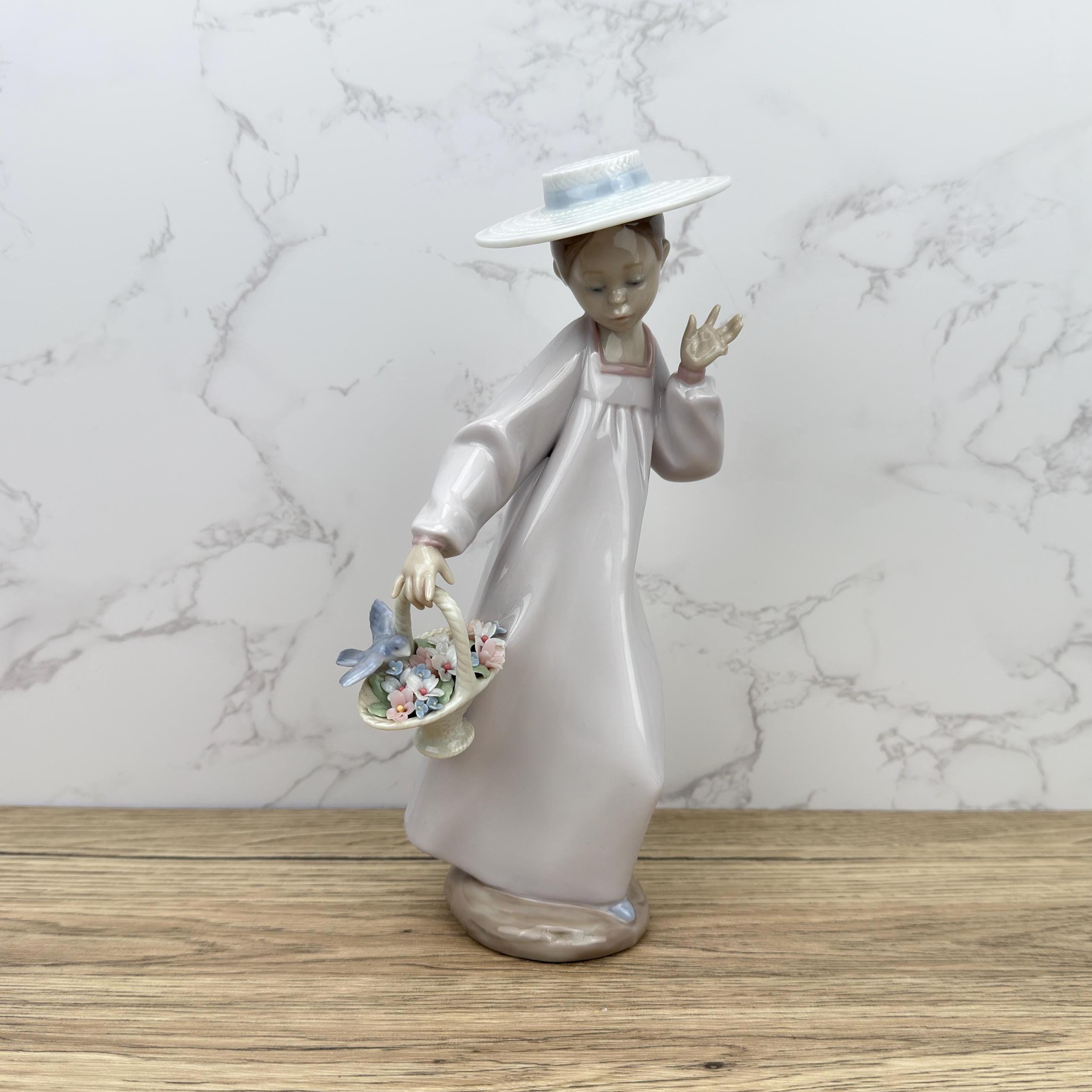 Vintage Lladro Figurine: "Hello Friend" Girl with Flowers Basket