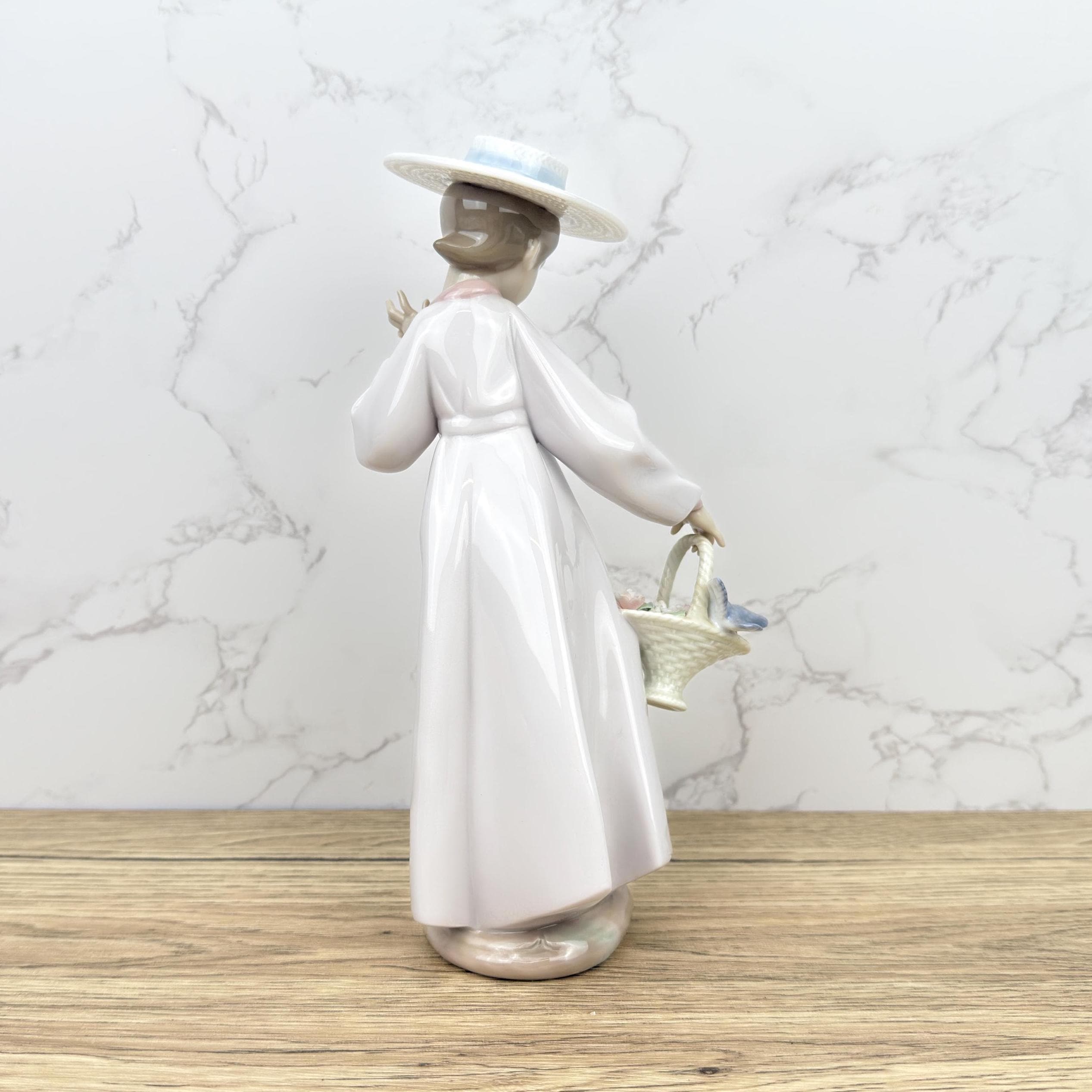 Vintage Lladro Figurine: "Hello Friend" Girl with Flowers Basket
