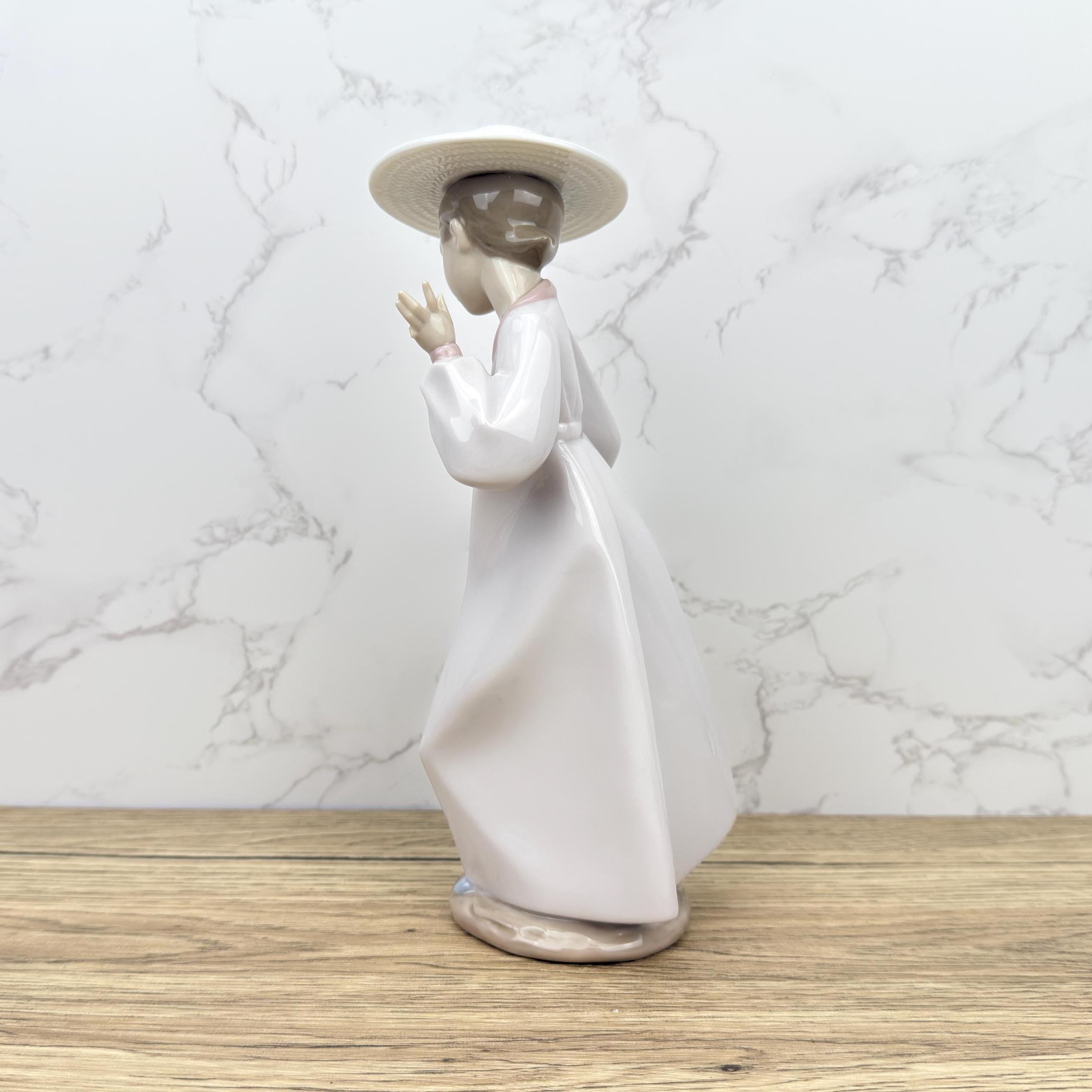 Vintage Lladro Figurine: "Hello Friend" Girl with Flowers Basket