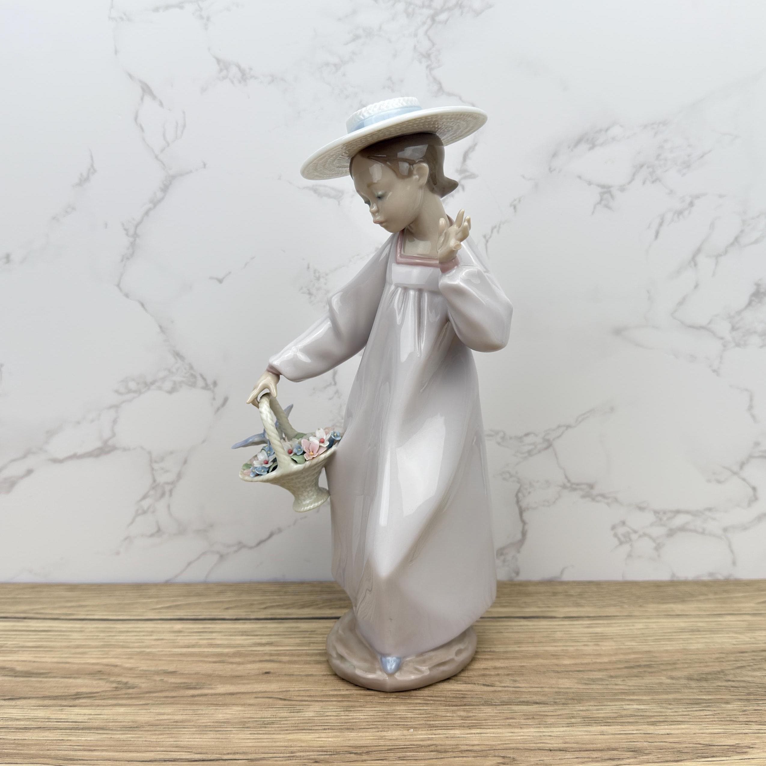 Vintage Lladro Figurine: "Hello Friend" Girl with Flowers Basket