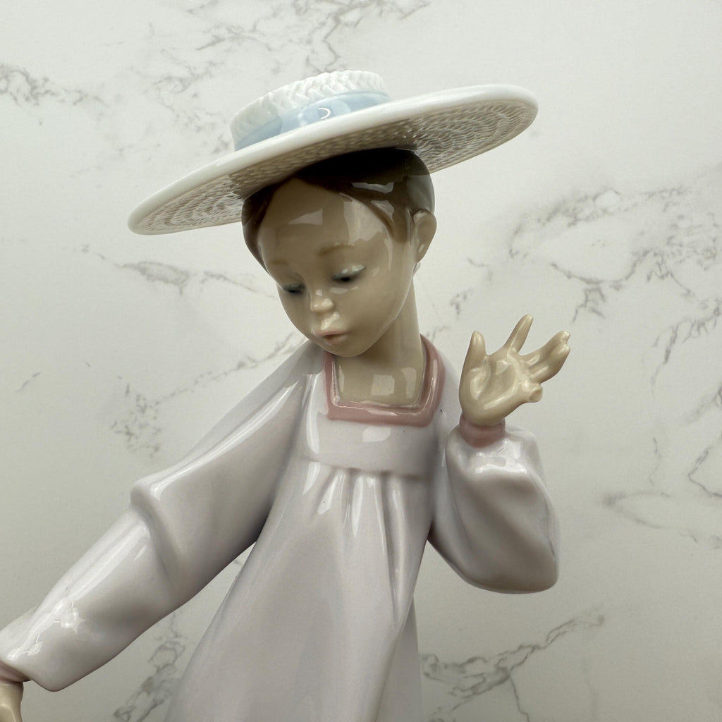 Vintage Lladro Figurine: "Hello Friend" Girl with Flowers Basket