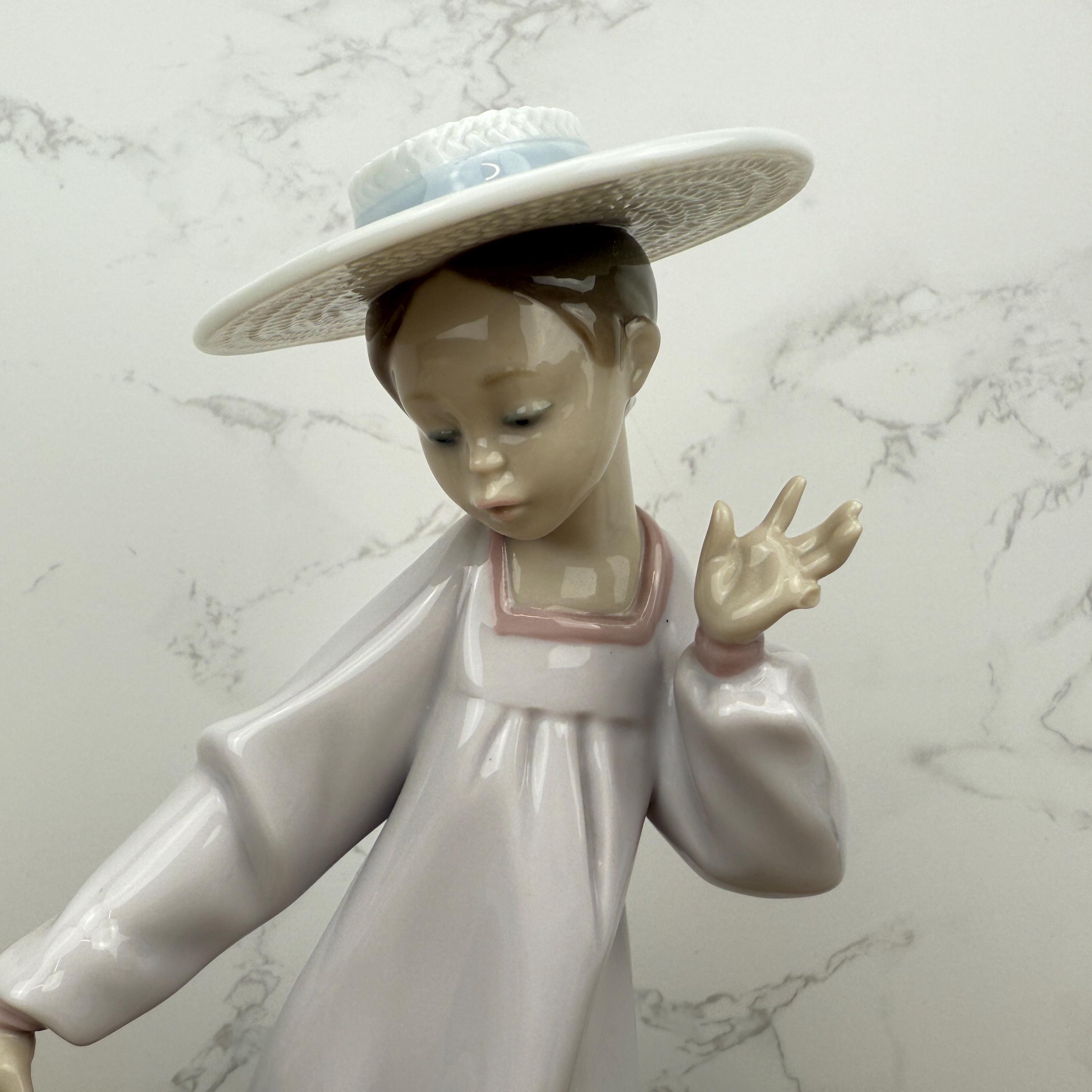 Vintage Lladro Figurine: "Hello Friend" Girl with Flowers Basket
