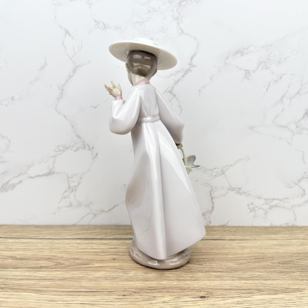 Vintage Lladro Figurine: "Hello Friend" Girl with Flowers Basket