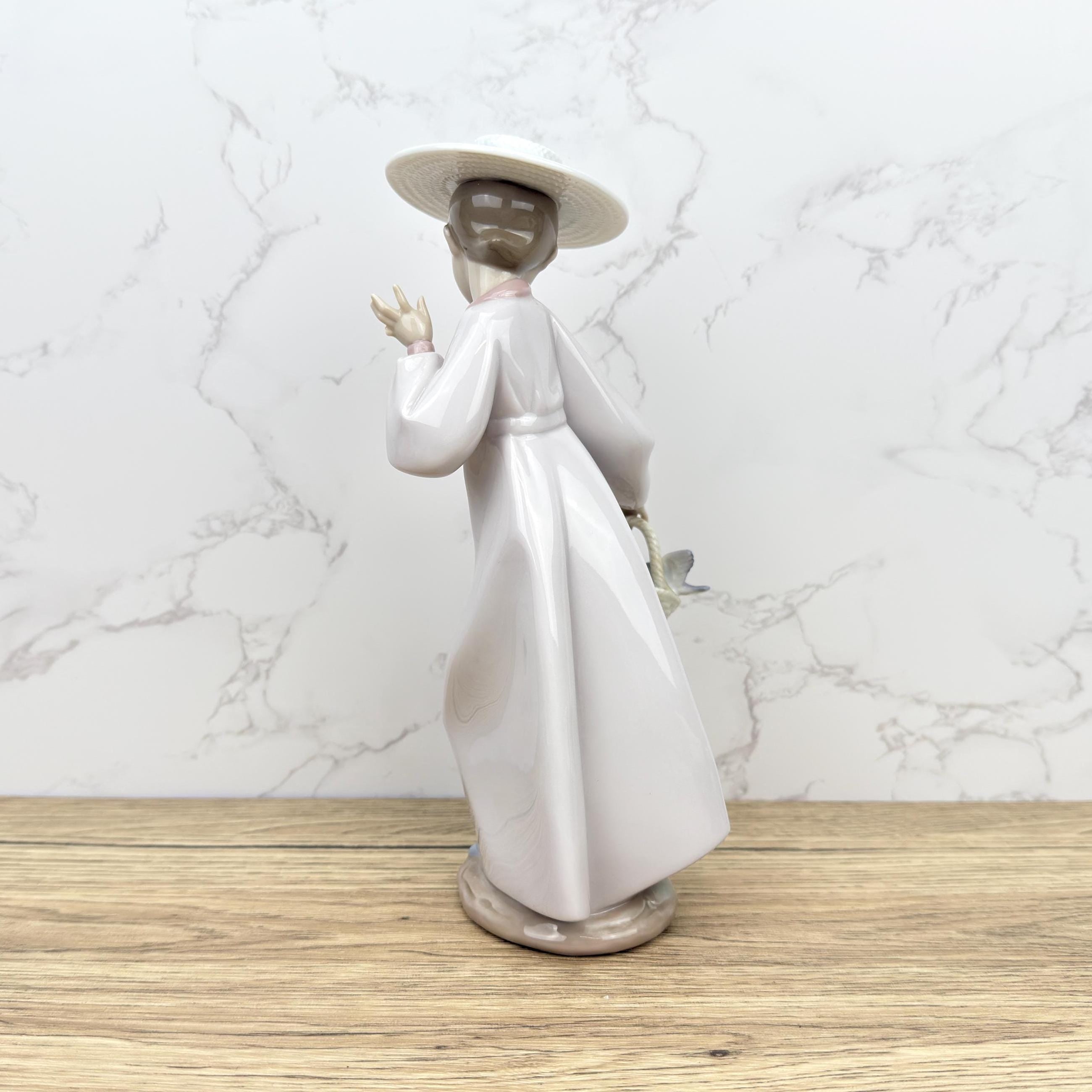Vintage Lladro Figurine: "Hello Friend" Girl with Flowers Basket