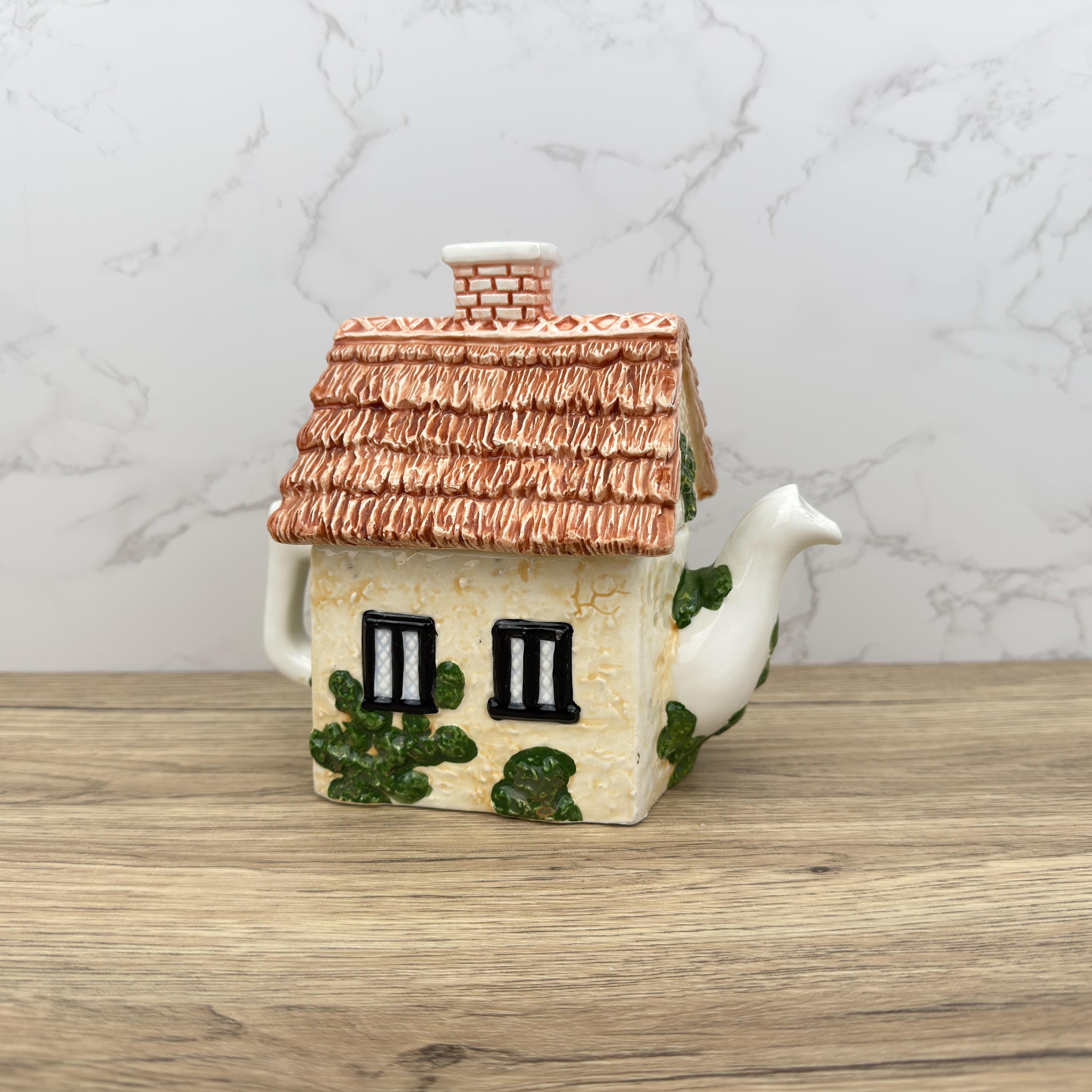 The Leonardo Collection LILLEY CRICKET CLUB Teapot, Porcelain Kitchen Decor Vintage Decorative Collectible Teapot, Country Houses Collectors