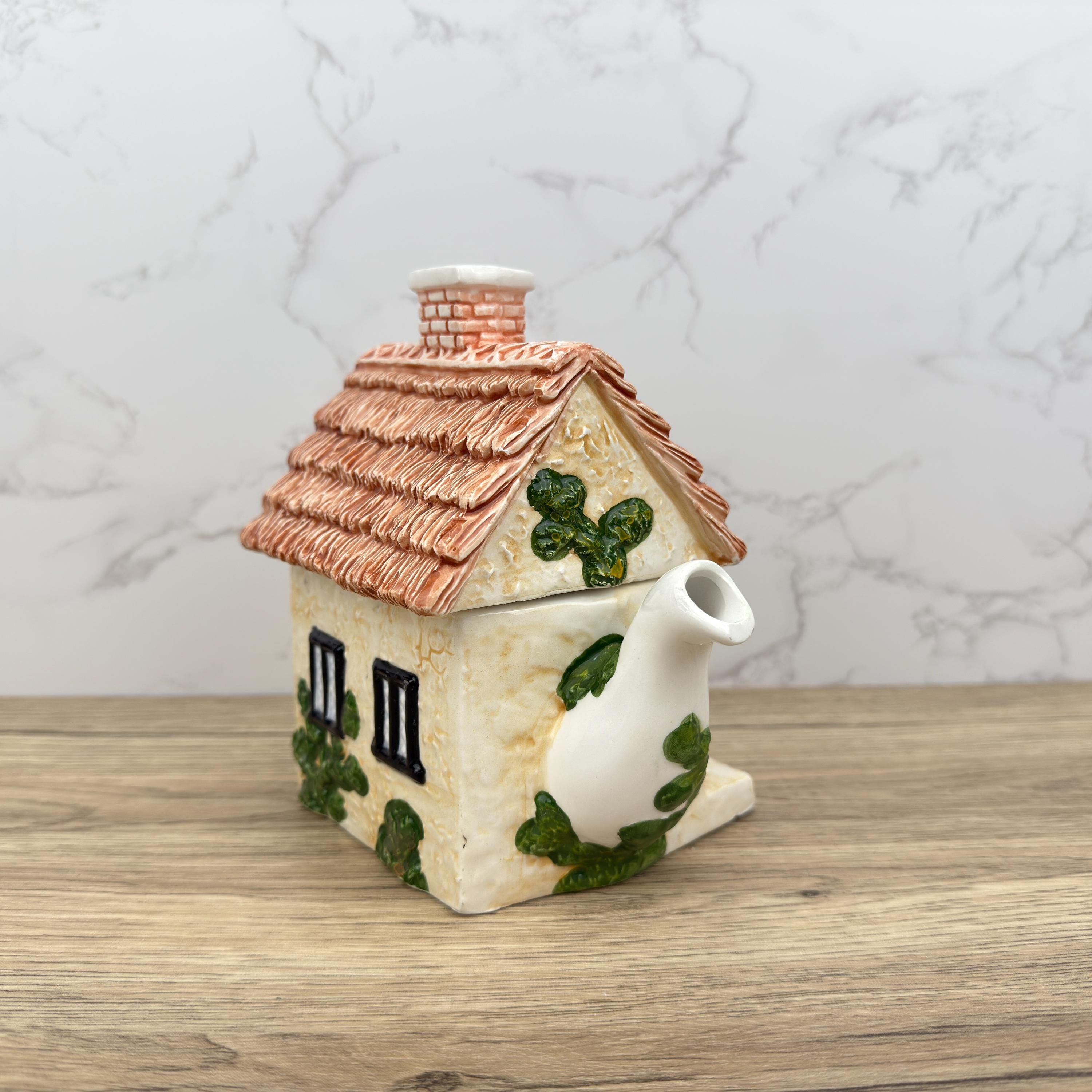 The Leonardo Collection LILLEY CRICKET CLUB Teapot, Porcelain Kitchen Decor Vintage Decorative Collectible Teapot, Country Houses Collectors