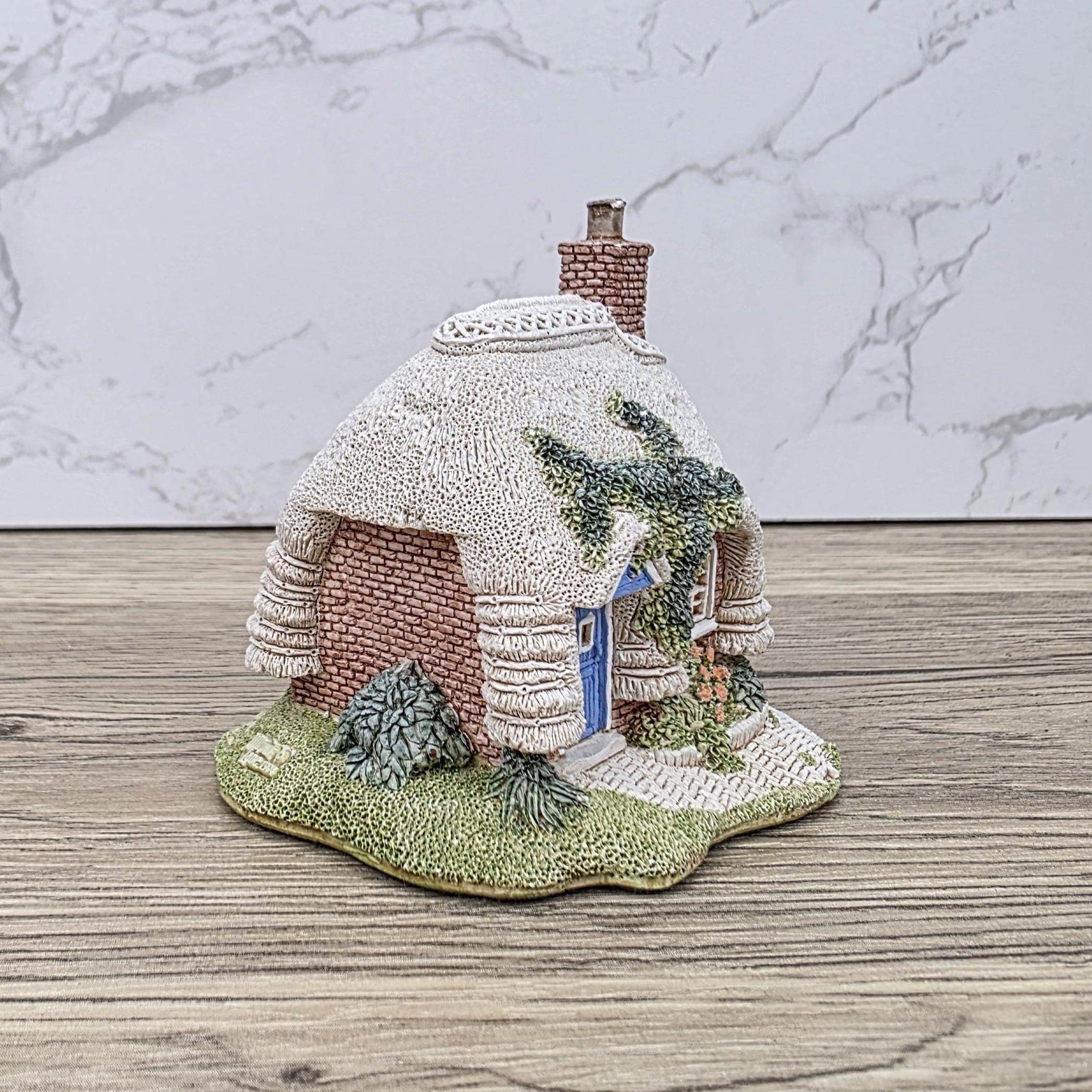 Vintage Lilliput Lane “Petticoat Cottage” – 1994 Collectors Club Gift, Handmade English Miniature Cottage