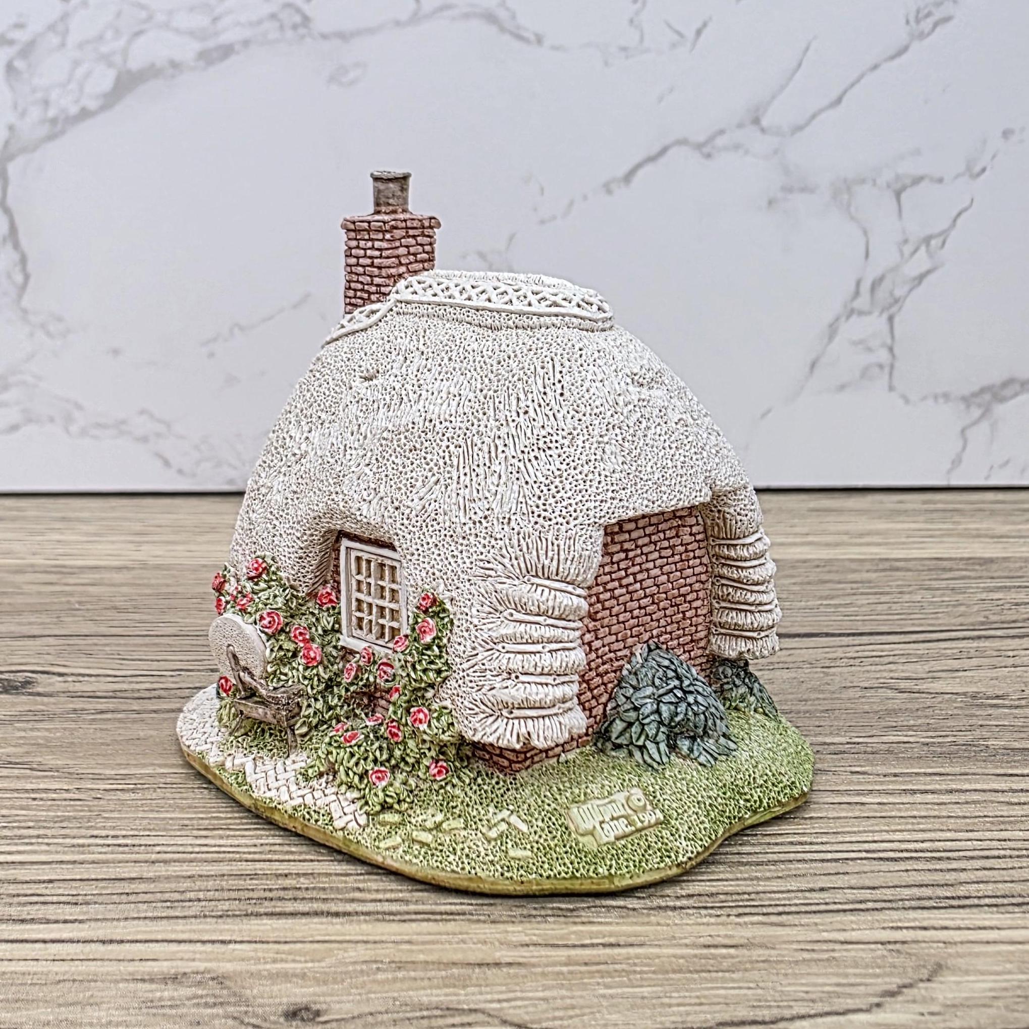 Vintage Lilliput Lane “Petticoat Cottage” – 1994 Collectors Club Gift, Handmade English Miniature Cottage