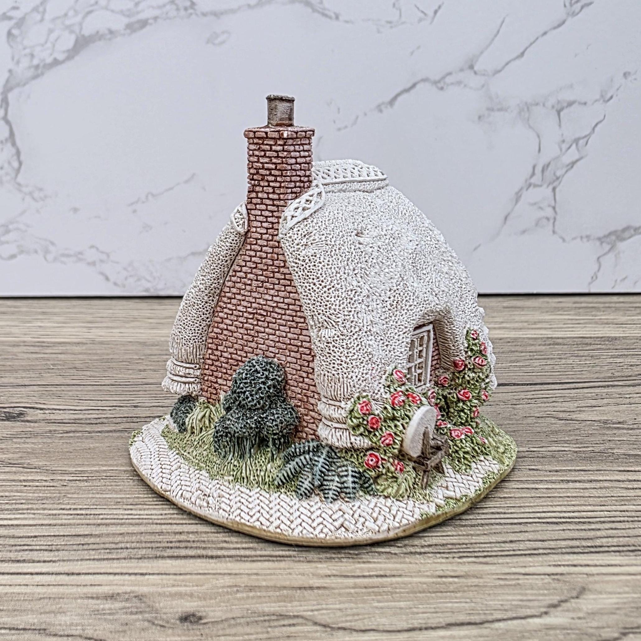 Vintage Lilliput Lane “Petticoat Cottage” – 1994 Collectors Club Gift, Handmade English Miniature Cottage