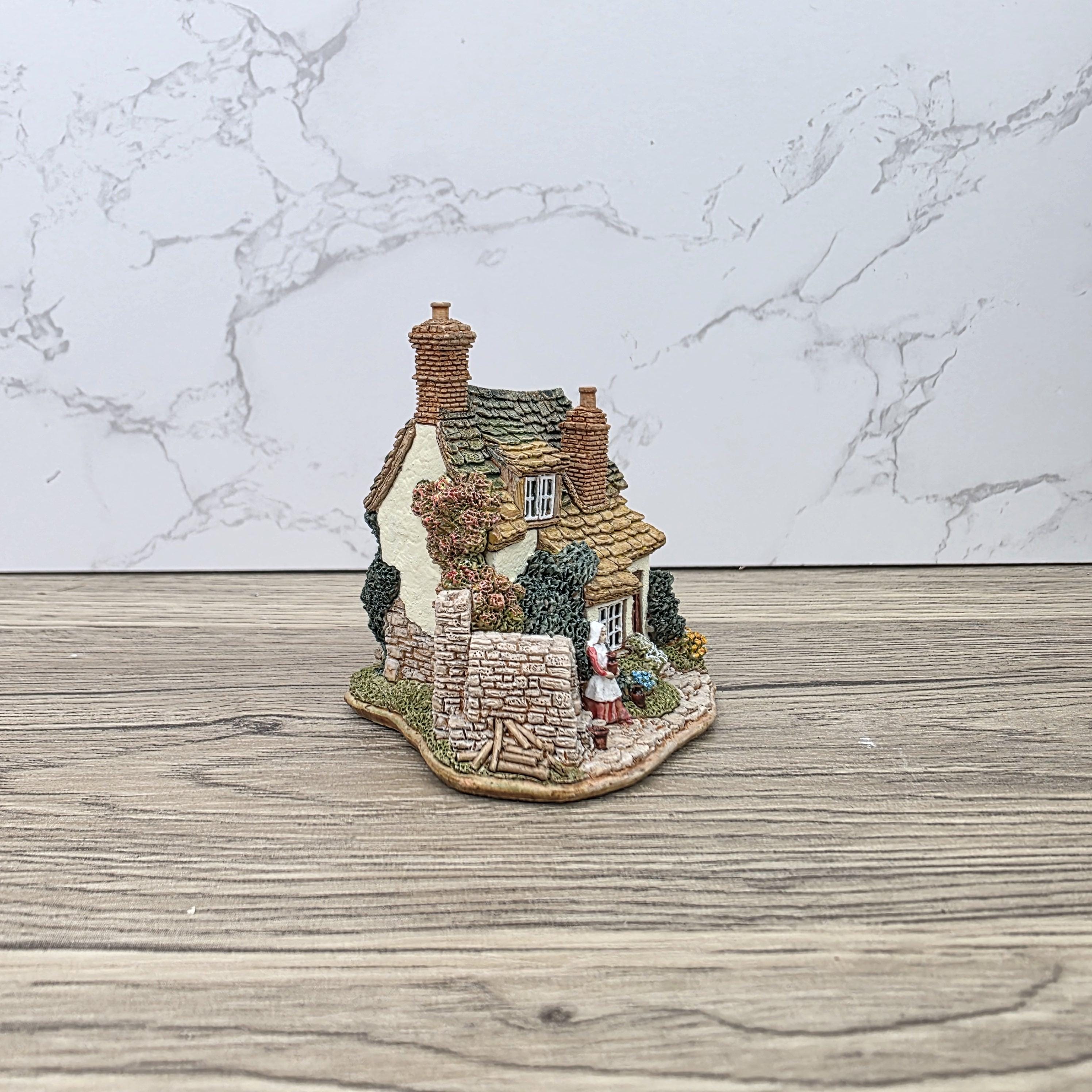 Vintage 1998 Lilliput Lane Kiln Cottage LN2124 Collectors Club Figurine With COA In Box
