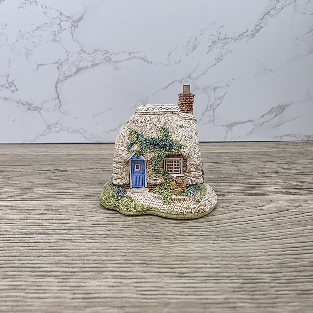 Lilliput Lane Petticoat Cottage Collectors Club 1994 Figurine With Box and Certificates