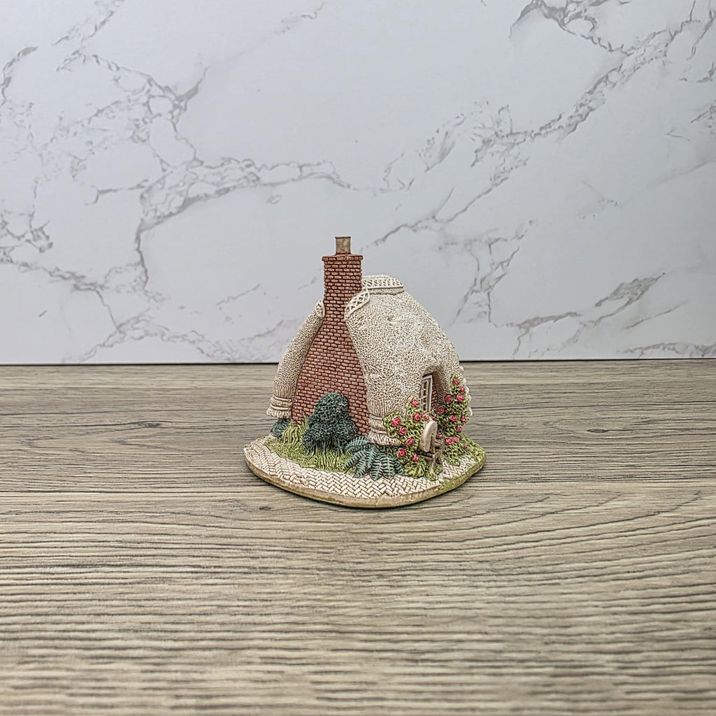 Lilliput Lane Petticoat Cottage Collectors Club 1994 Figurine With Box and Certificates