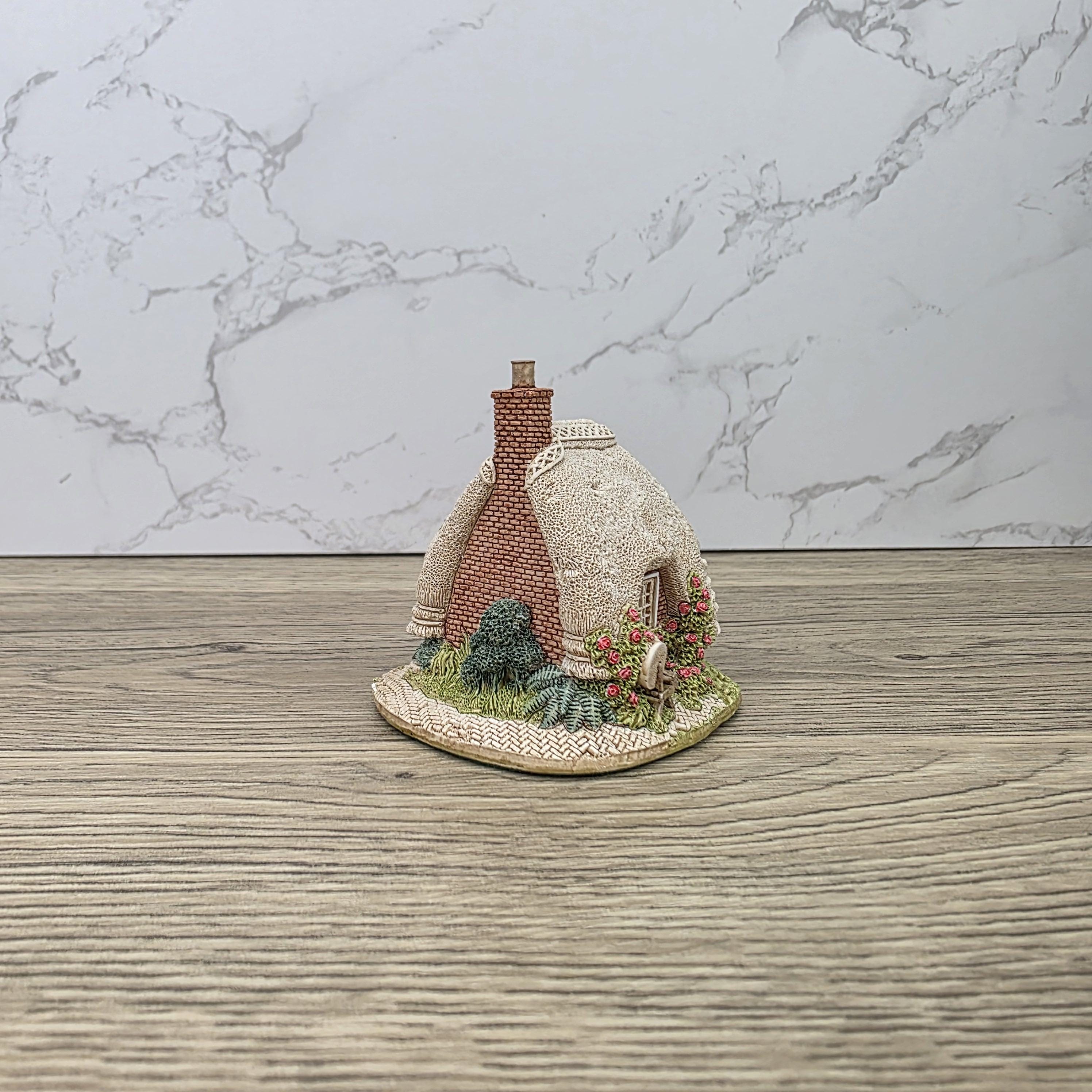 Lilliput Lane Petticoat Cottage Collectors Club 1994 Figurine With Box and Certificates