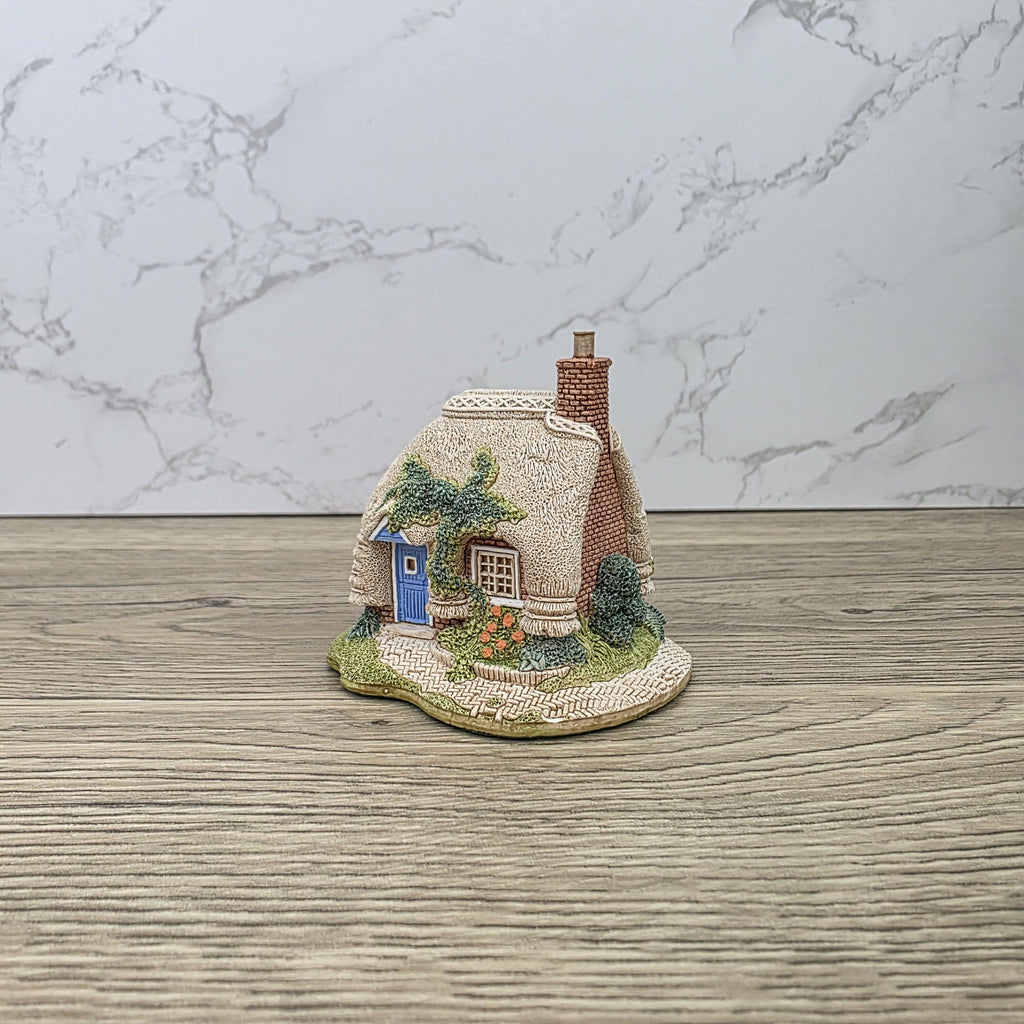 Lilliput Lane Petticoat Cottage Collectors Club 1994 Figurine With Box and Certificates