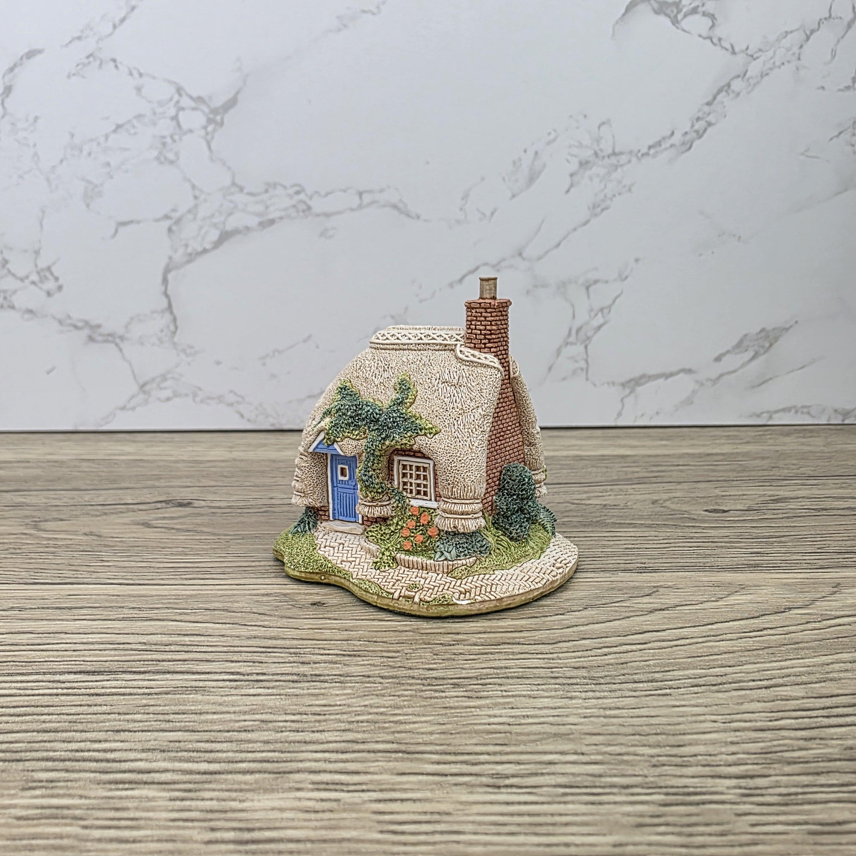 Lilliput Lane Petticoat Cottage Collectors Club 1994 Figurine With Box and Certificates