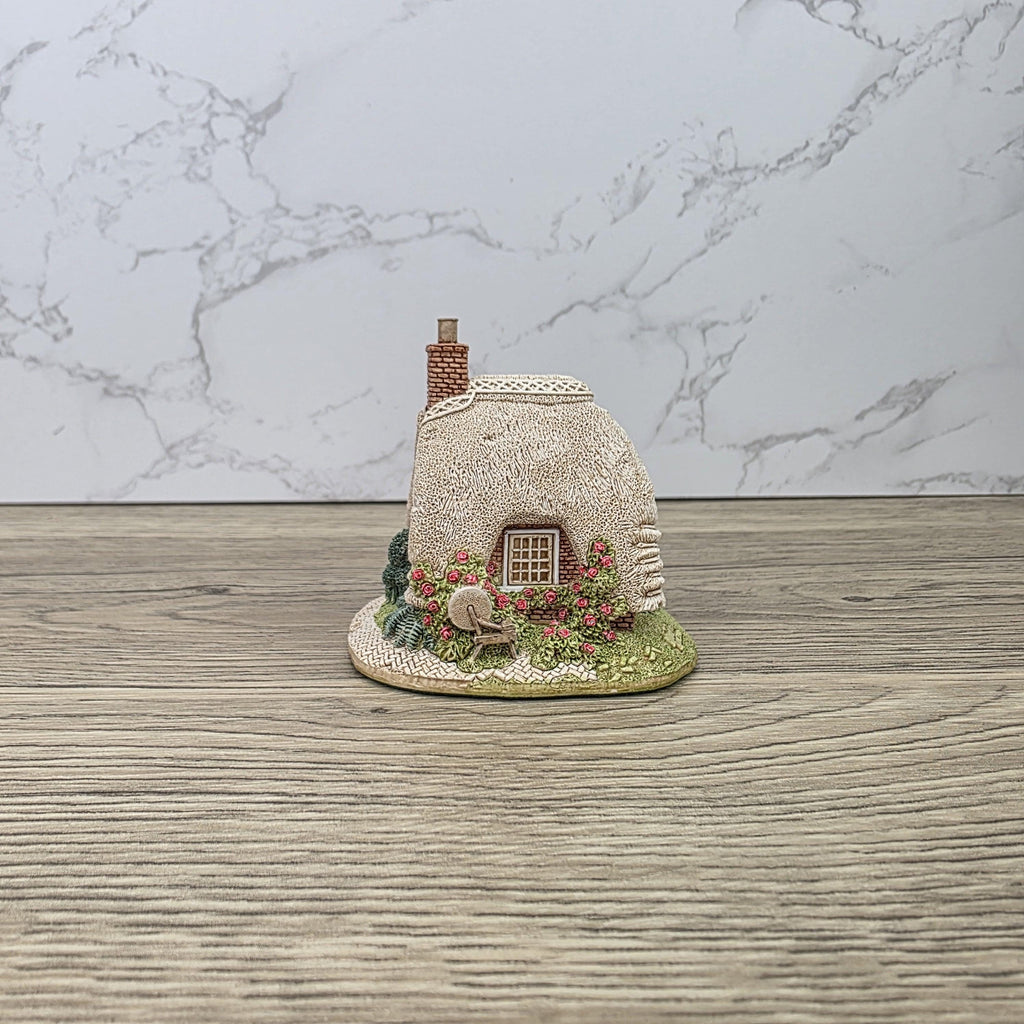 Lilliput Lane Petticoat Cottage Collectors Club 1994 Figurine With Box and Certificates