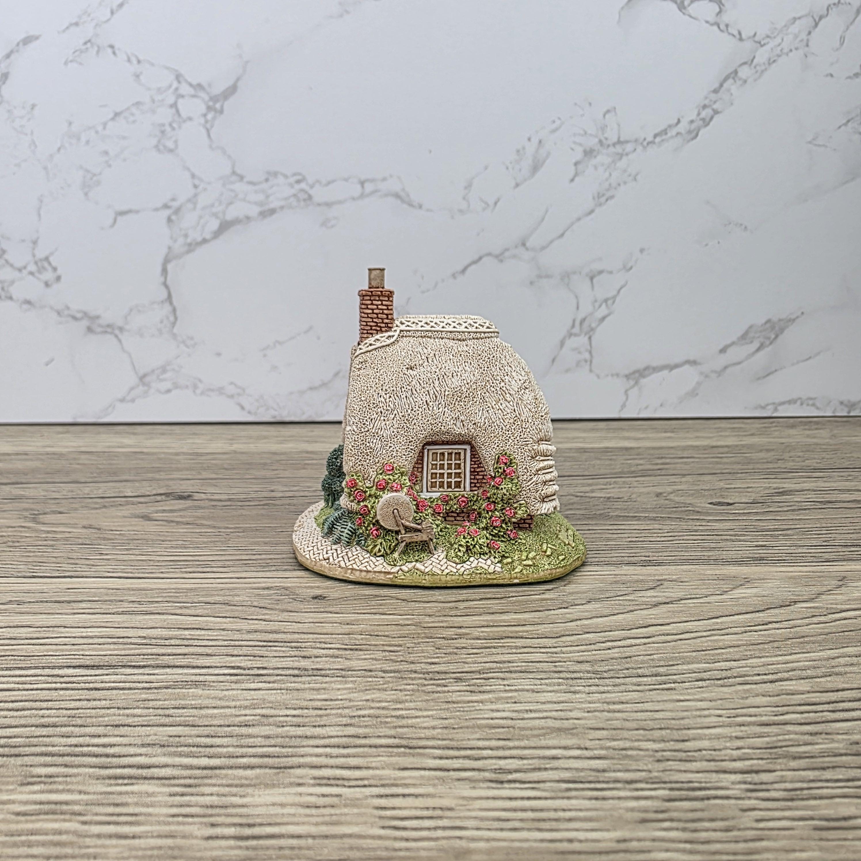 Lilliput Lane Petticoat Cottage Collectors Club 1994 Figurine With Box and Certificates