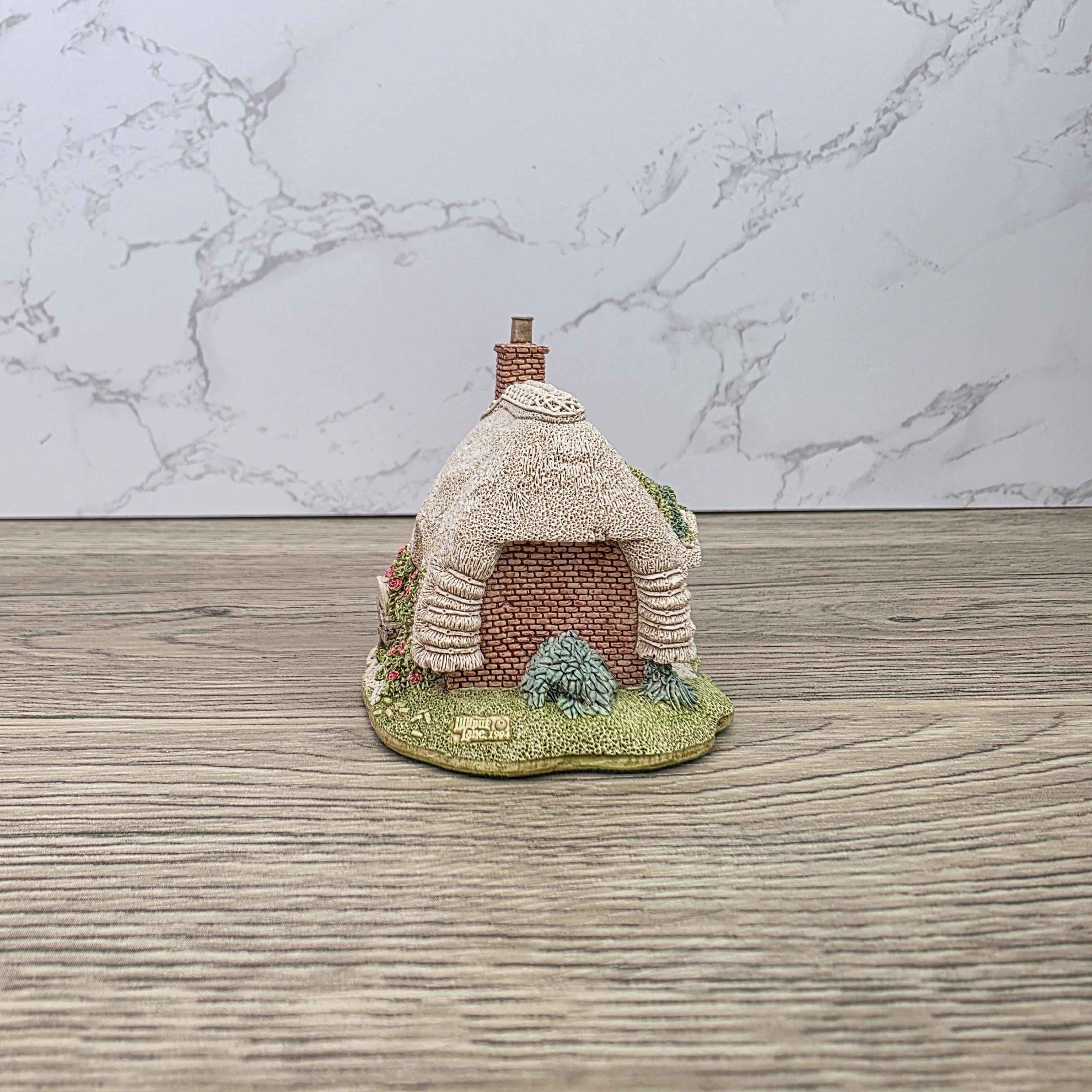 Lilliput Lane Petticoat Cottage Collectors Club 1994 Figurine With Box and Certificates