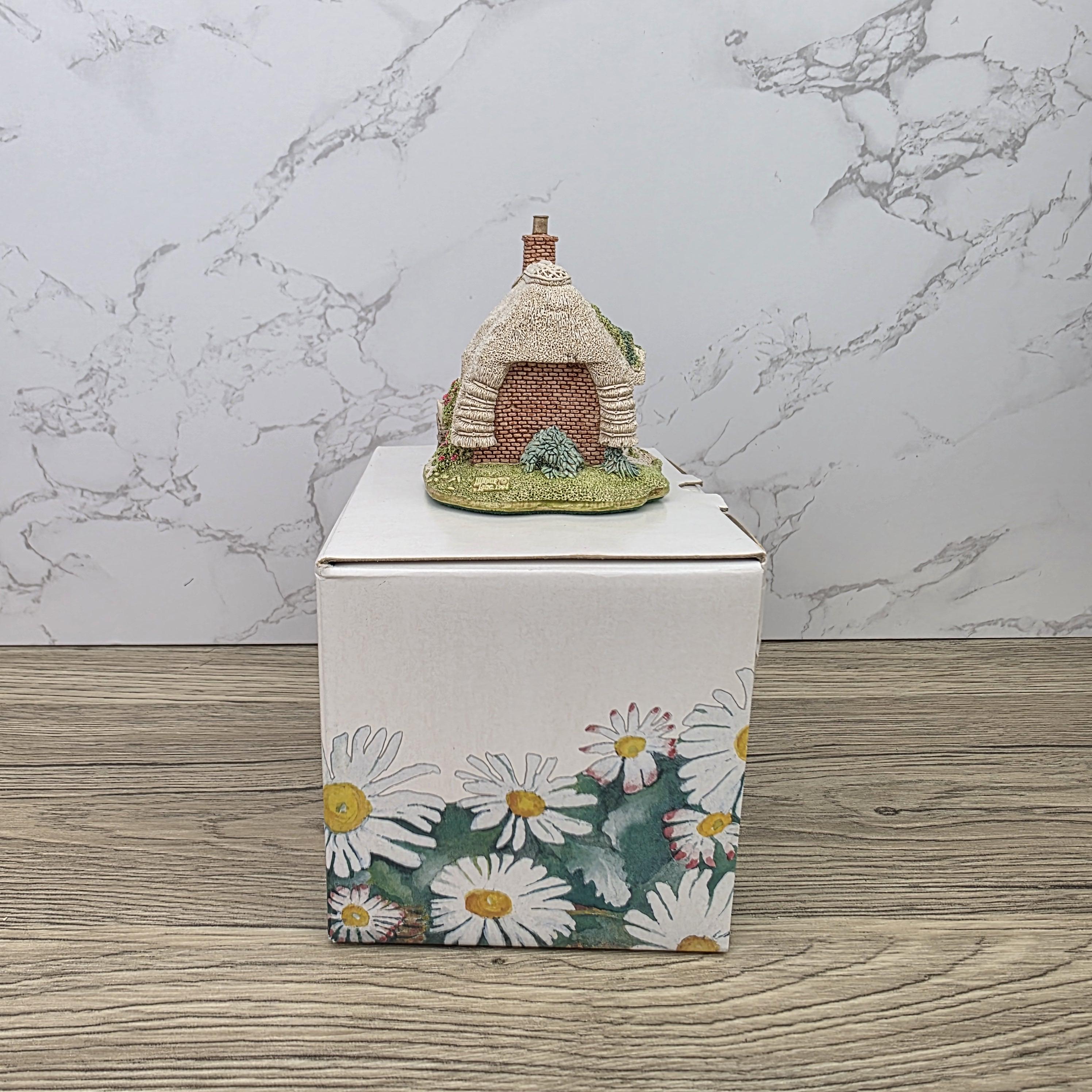 Lilliput Lane Petticoat Cottage Collectors Club 1994 Figurine With Box and Certificates
