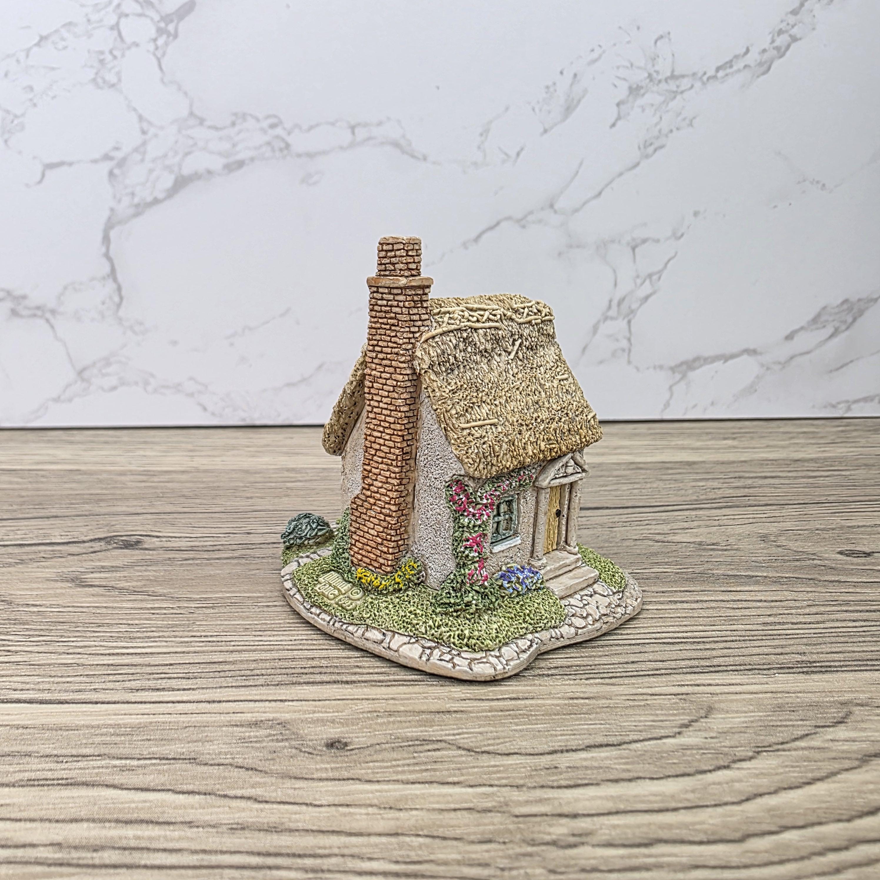 Lilliput Lane The Spinney Collectors Club 1993 Cottage Figurine With Box and Certificates