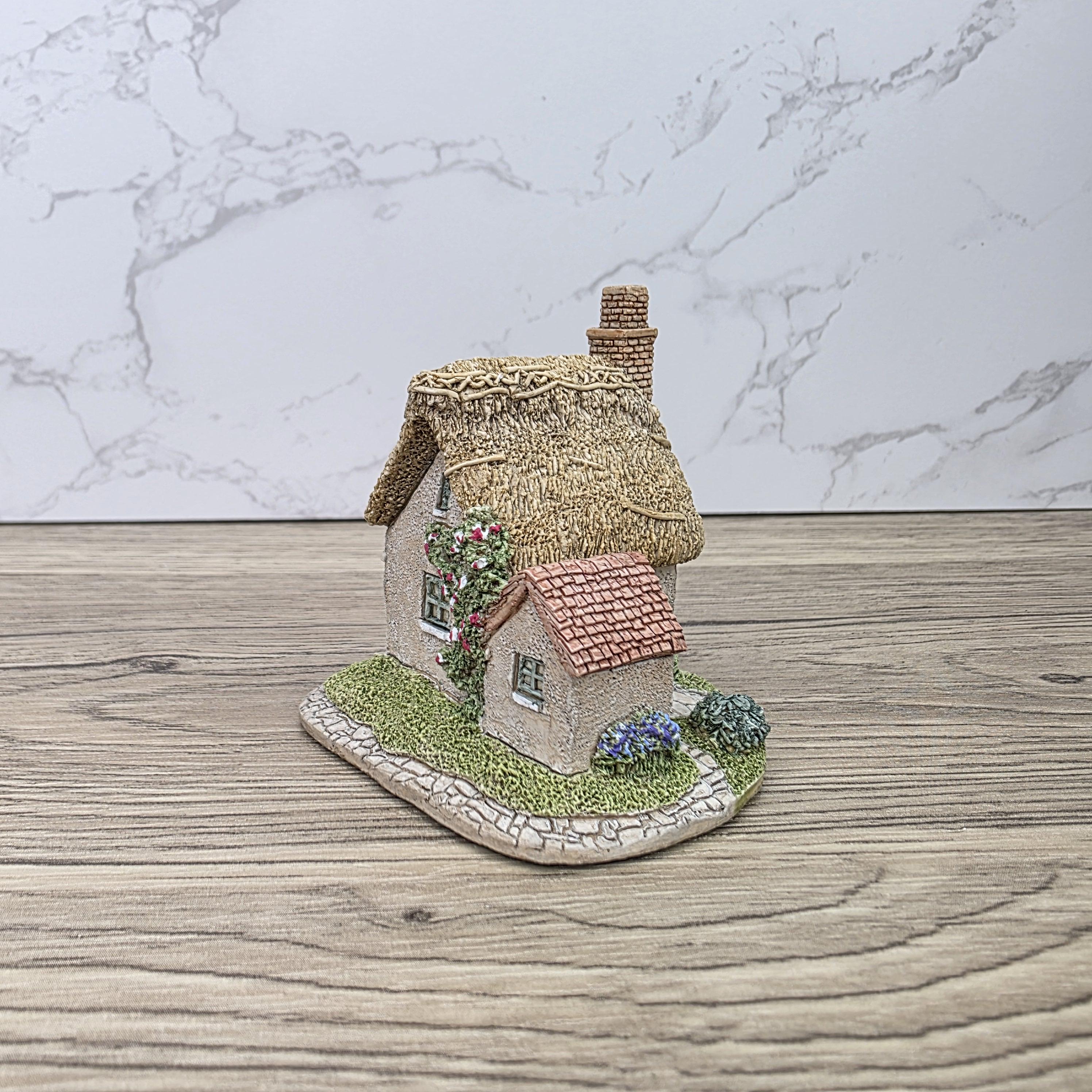 Lilliput Lane The Spinney Collectors Club 1993 Cottage Figurine With Box and Certificates