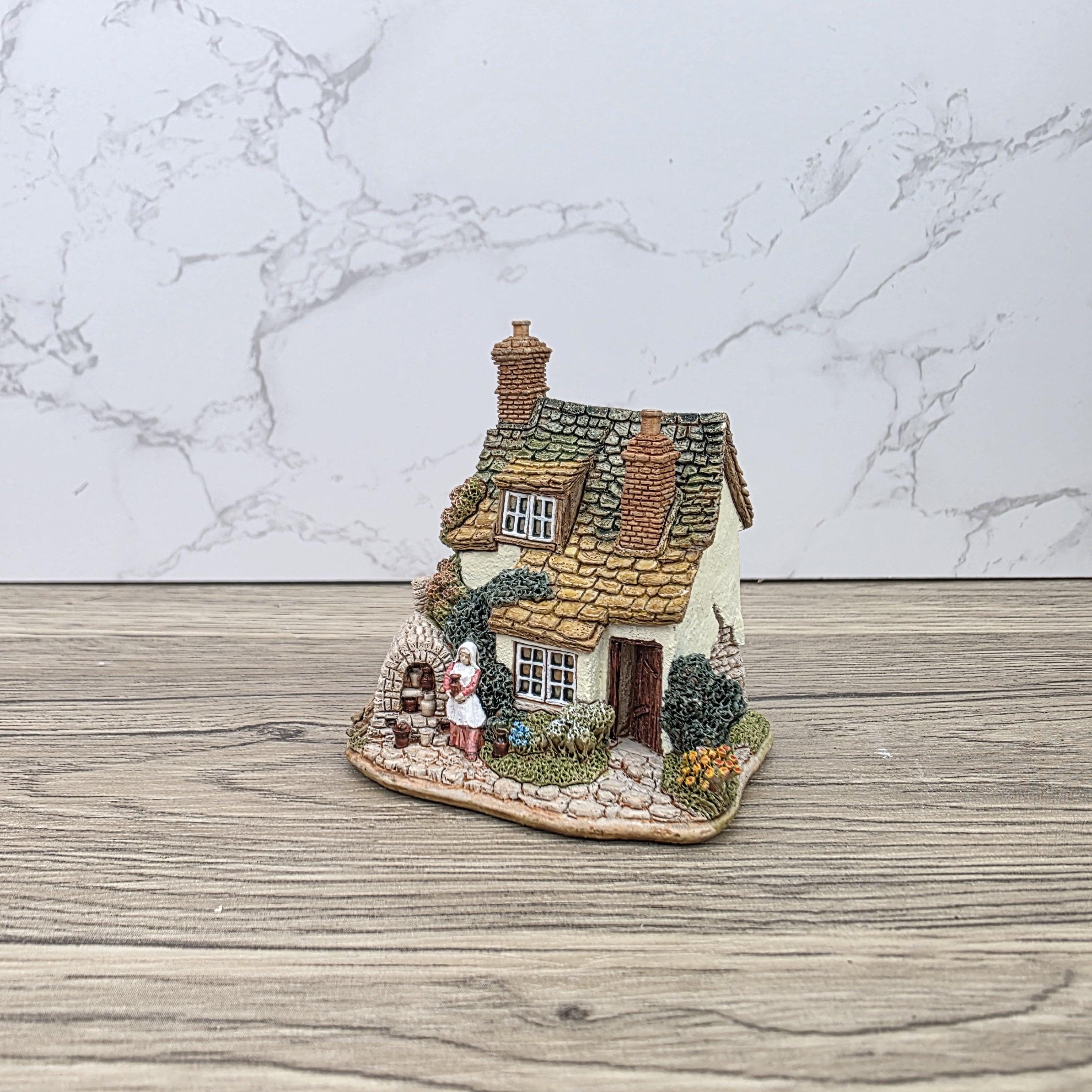 Vintage 1998 Lilliput Lane Kiln Cottage LN2124 Collectors Club Figurine With COA In Box