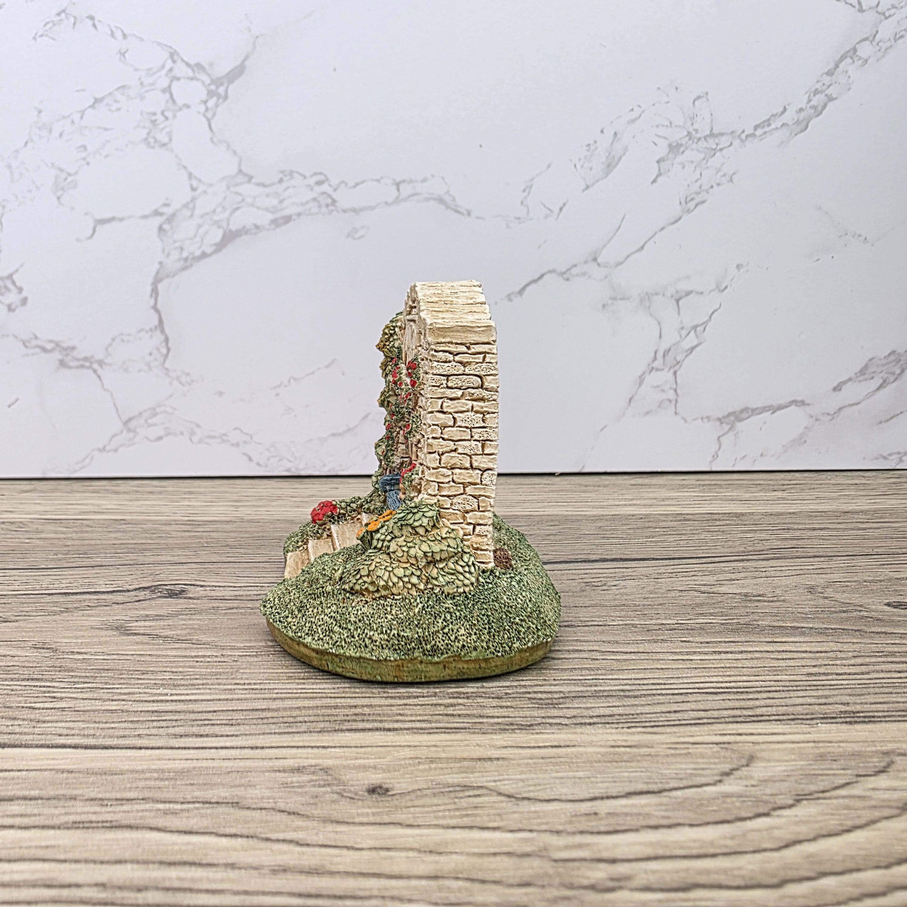 Lilliput Lane Cosy Corner 1990 Collectors Club Figurine | Handcrafted English Resin Garden Scene