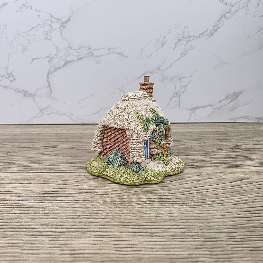 Lilliput Lane Petticoat Cottage Collectors Club 1994 Figurine With Box and Certificates